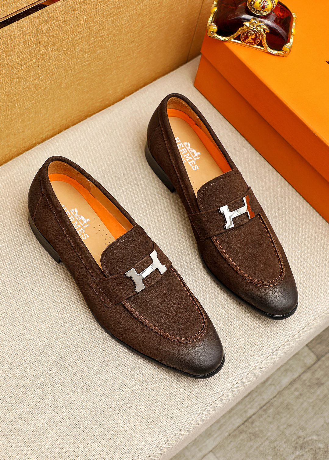 NO:833230,Product trademark HERMES 'Hermès' casual leather shoes. Regular size: 39-44 (customized at 38.45.46) Product material selection: imported first-layer pebbled cowhide leather upper + classic hardware buckle, imported water-dyed cowhide lining. Strong three-dimensional visual effect, original outsole 3 colors available, hermes, hermes, cowhide19860909商品商标HERMES「 爱马仕」休闲皮鞋 正码码数:39-44（38.45.46订制） 商品材料精选 进口头层荔枝纹牛皮鞋面+经典五金扣,进口水染牛皮内里.强烈立体视觉效果,原版大底 颜 色3色可选,,hermes,hermes,cowhide,Men's shoes