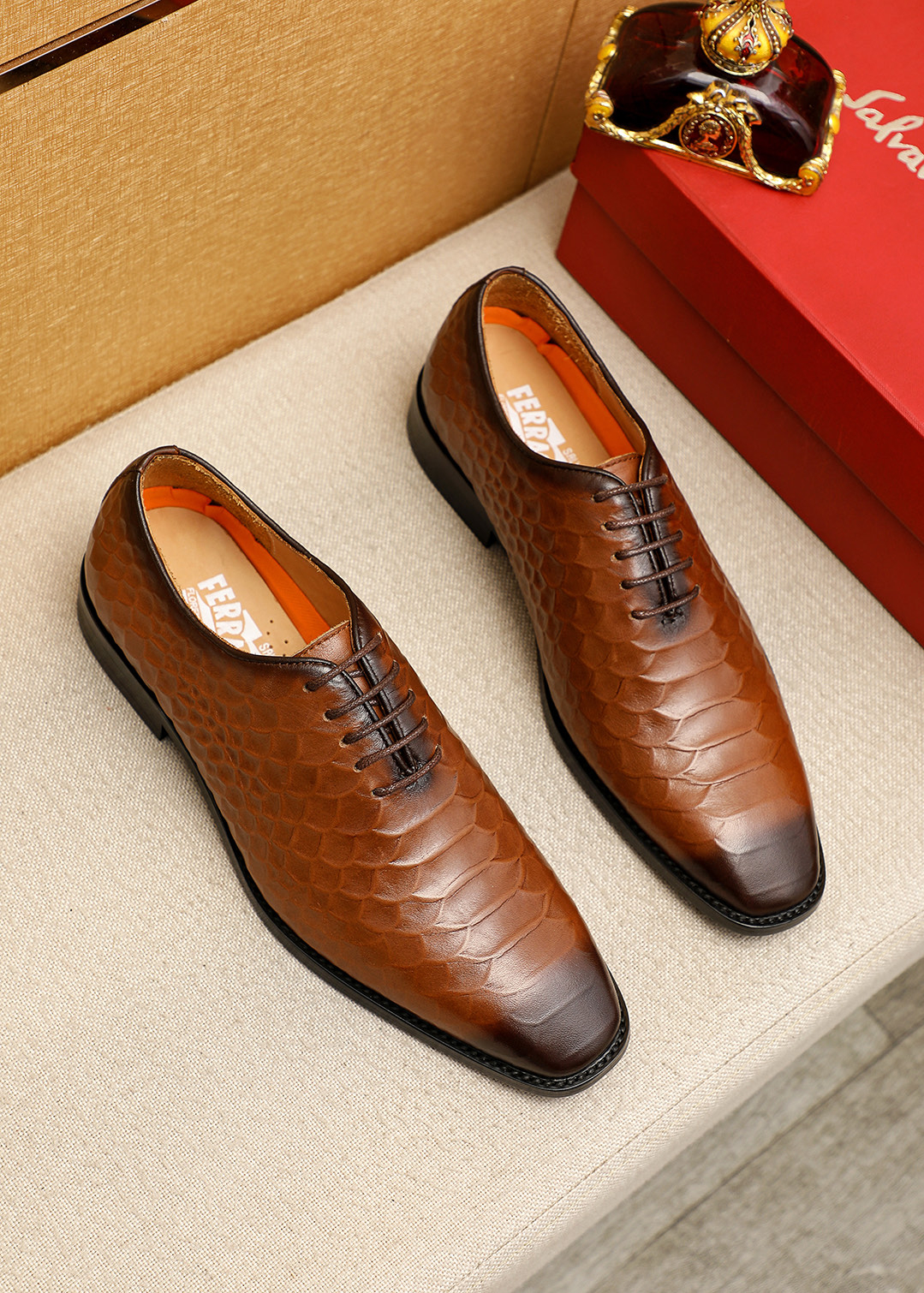 NO:833233,Product trademark Ferragamo 'Ferragamo' casual leather shoes. Regular size: 39-44 (customized at 38.45.46) Product material selection: imported first-layer calfskin embossed upper + original hardware buckle, imported water-dyed cowhide lining. Strong three-dimensional visual effect, original outsole 3 colors available, ferragamo, ferragamo, cowhide19860909商品商标Ferragamo「 菲拉格慕」休闲皮鞋 正码码数:39-44（38.45.46订制） 商品材料精选 进口头层小牛皮压花鞋面+原版五金扣,进口水染牛皮内里.强烈立体视觉效果,原版大底 颜 色3色可选,,ferragamo,ferragamo,cowhide,Men's shoes