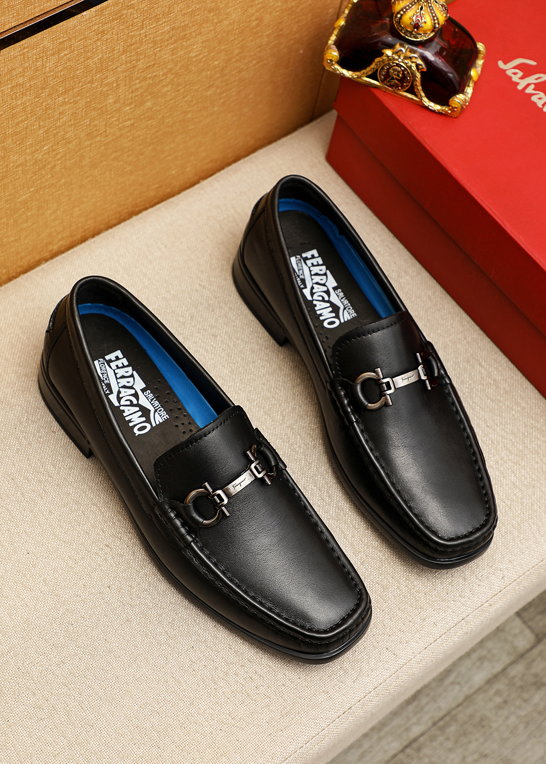 NO:833240,Product trademark Ferragamo 'Ferragamo' casual leather shoes. Regular size: 39-44 (customized at 38.45.46) Product material selection: imported first-layer calfskin upper + original hardware buckle, imported water-dyed cowhide lining. Strong three-dimensional visual effect, original outsole color 1 color optional, ferragamo, ferragamo, cowhide19860909商品商标Ferragamo「 菲拉格慕」休闲皮鞋 正码码数:39-44（38.45.46订制） 商品材料精选 进口头层小牛皮鞋面+原版五金扣,进口水染牛皮内里.强烈立体视觉效果,原版大底 颜 色1色可选,,ferragamo,ferragamo,cowhide,Men's shoes