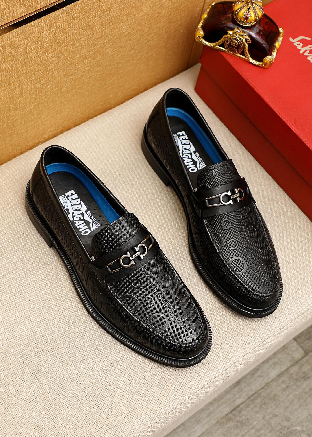 NO:833246,Product trademark Ferragamo 'Ferragamo' casual leather shoes. Regular size: 39-44 (customized at 38.45.46) Product materials are selected. Imported first-layer calfskin embossed upper + original hardware buckle, imported water-dyed cowhide lining. Strong three-dimensional visual effect, original outsole. 1 color available, ferragamo, ferragamo, cowhide19860909商品商标Ferragamo「 菲拉格慕」休闲皮鞋 正码码数:39-44（38.45.46订制） 商品材料精选 进口头层小牛皮压花鞋面+原版五金扣,进口水染牛皮内里.强烈立体视觉效果,原版大底 颜 色1色可选,,ferragamo,ferragamo,cowhide,Men's shoes
