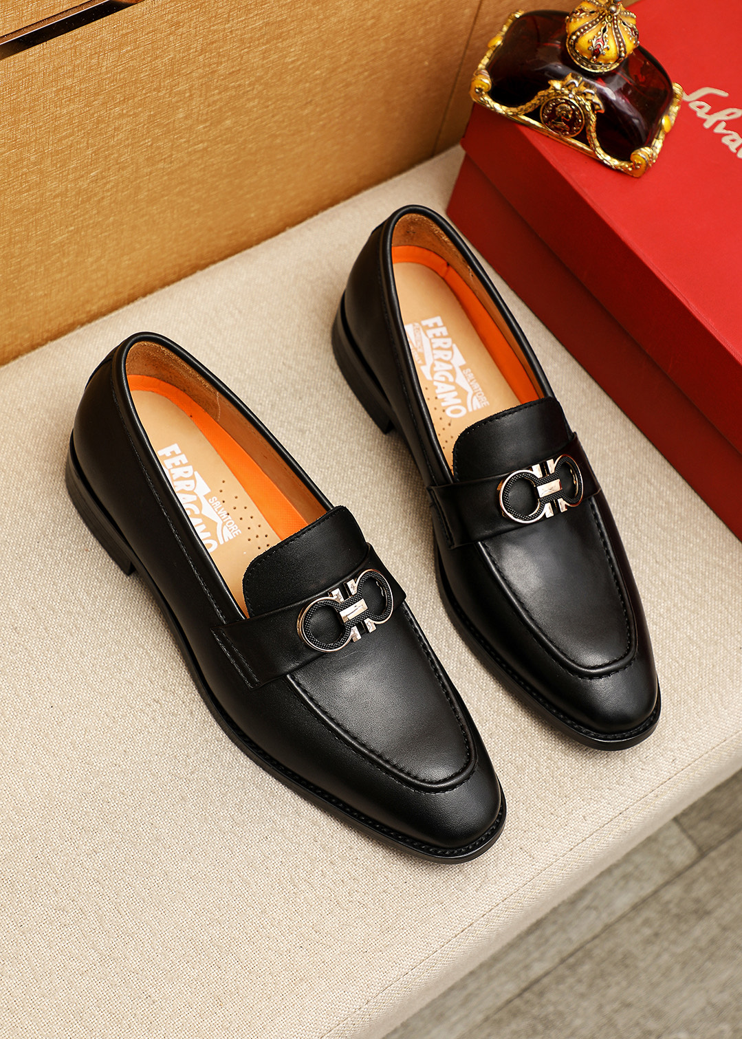 NO:833253,Product trademark Ferragamo 'Ferragamo' casual leather shoes. Regular size: 39-44 (customized at 38.45.46) Product material selection: imported first-layer calfskin upper + original hardware buckle, imported water-dyed cowhide lining. Strong three-dimensional visual effect, original outsole color 1 color optional, ferragamo, ferragamo, cowhide19860909商品商标Ferragamo「 菲拉格慕」休闲皮鞋 正码码数:39-44（38.45.46订制） 商品材料精选 进口头层小牛皮鞋面+原版五金扣,进口水染牛皮内里.强烈立体视觉效果,原版大底 颜 色1色可选,,ferragamo,ferragamo,cowhide,Men's shoes