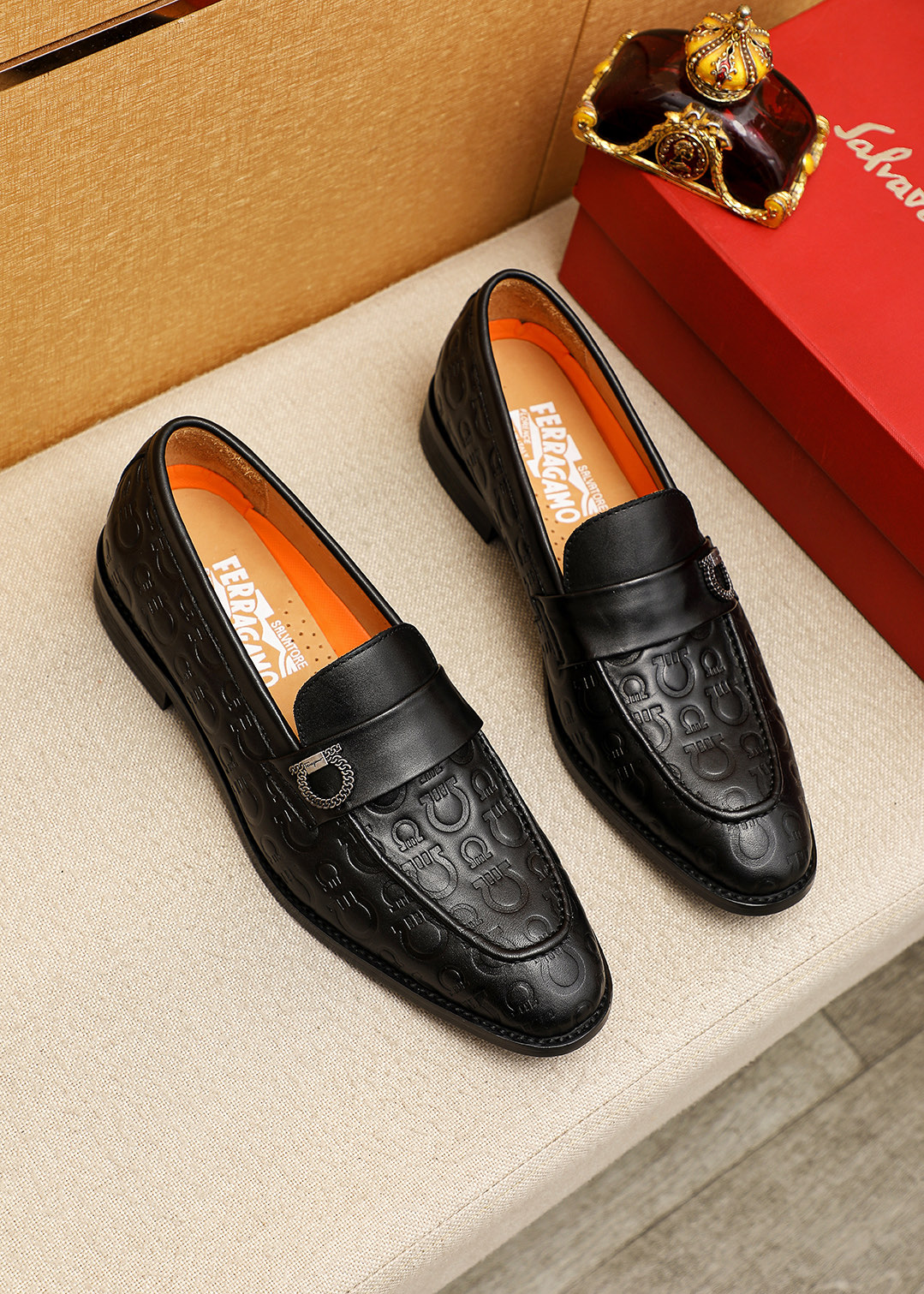 NO:833263,Product trademark Ferragamo 'Ferragamo' casual leather shoes, correct size: 39-44 (customized at 38.45.46) Product materials are selected, imported first-layer calfskin embossed upper + original hardware buckle, imported water-dyed cowhide lining. Strong three-dimensional visual effect, original outsole, 2 colors available, ferragamo, ferragamo, cowhide19860909商品商标Ferragamo「 菲拉格慕」休闲皮鞋 正码码数:39-44（38.45.46订制） 商品材料精选 进口头层小牛皮压花鞋面+原版五金扣,进口水染牛皮内里.强烈立体视觉效果,原版大底 颜 色2色可选,,ferragamo,ferragamo,cowhide,Men's shoes