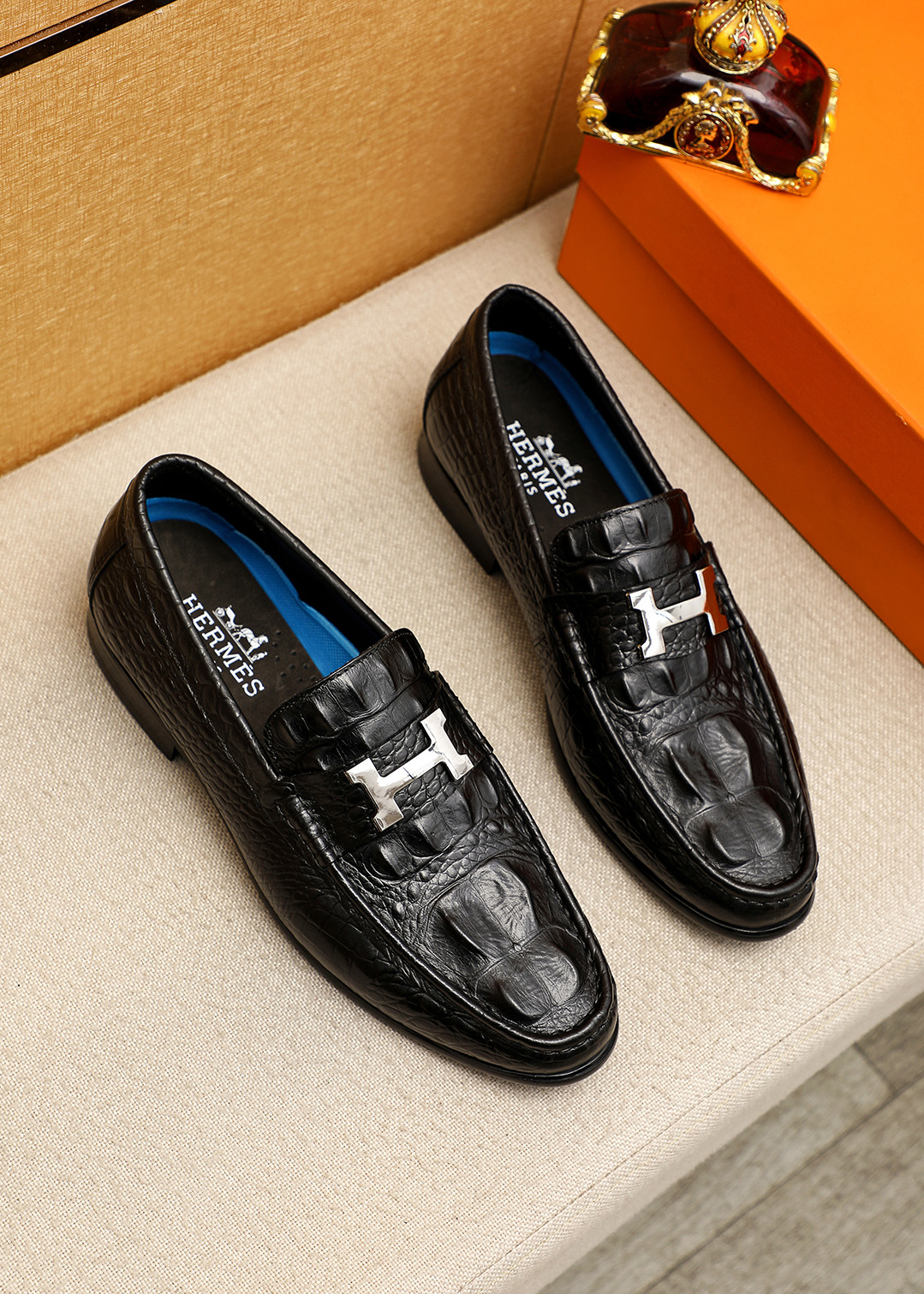 NO:833277,Product trademark HERMES 'Hermès' casual leather shoes. Regular size: 39-44 (customized at 38.45.46) Product material selection: imported first-layer calfskin embossed upper + classic hardware buckle, imported water-dyed cowhide lining. Strong three-dimensional visual effect, original outsole color 2 colors available, hermes, hermes, cowhide19860909商品商标HERMES「 爱马仕」休闲皮鞋 正码码数:39-44（38.45.46订制） 商品材料精选 进口头层小牛皮压花鞋面+经典五金扣,进口水染牛皮内里.强烈立体视觉效果,原版大底 颜 色2色可选,,hermes,hermes,cowhide,Men's shoes