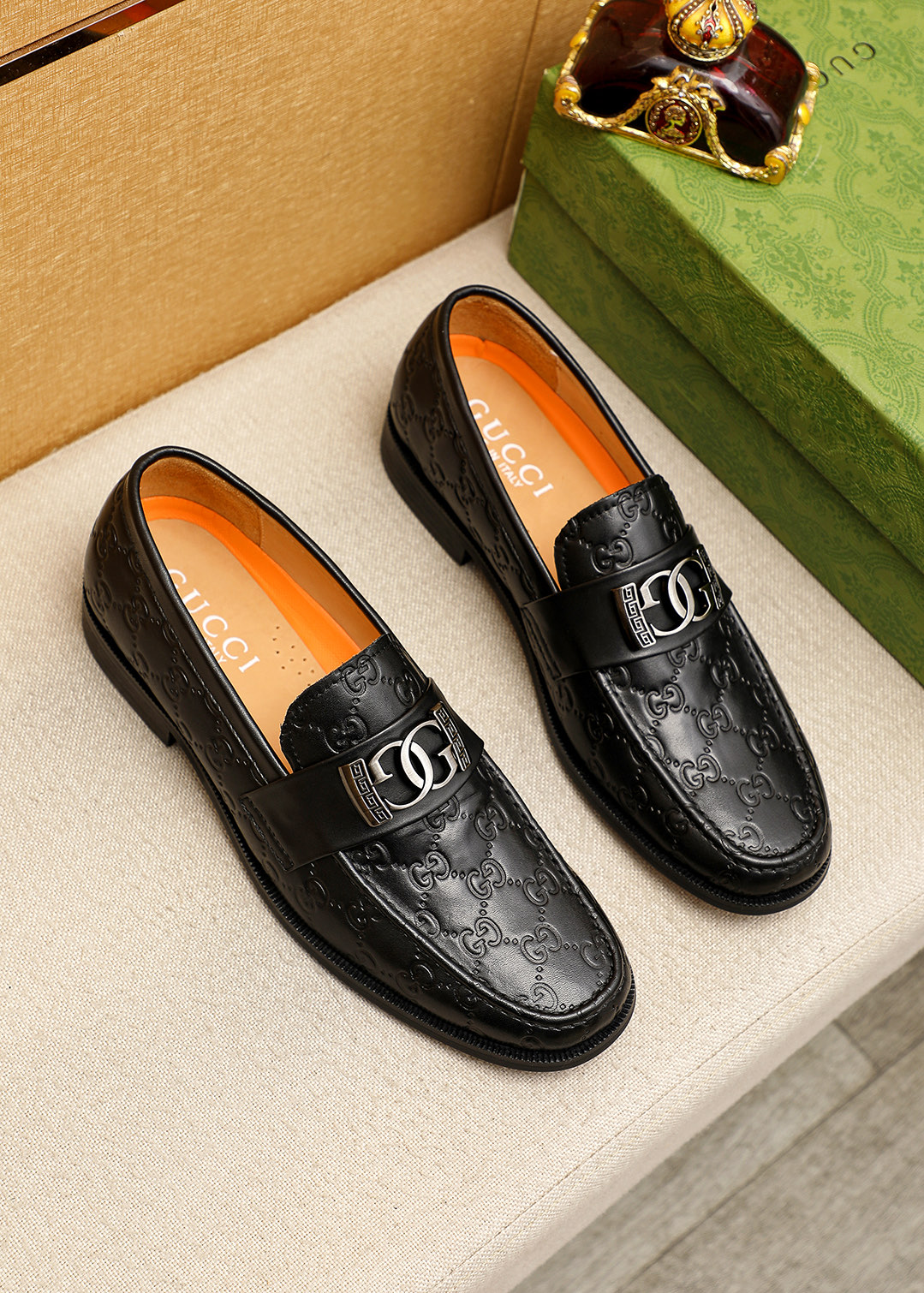 NO:833283,Product trademark GUCCI 'Gucci' casual leather shoes. Regular size: 39-44 (customized at 38.45.46) Product material selection: imported first-layer calfskin upper + classic hardware buckle, imported water-dyed cowhide lining. Strong three-dimensional visual effect, original outsole color 1 color optional, gucci, gucci, cowhide19860909商品商标GUCCI「 古驰」休闲皮鞋 正码码数:39-44（38.45.46订制） 商品材料精选 进口头层小牛皮鞋面+经典五金扣,进口水染牛皮内里.强烈立体视觉效果,原版大底 颜 色1色可选,,gucci,gucci,cowhide,Men's shoes