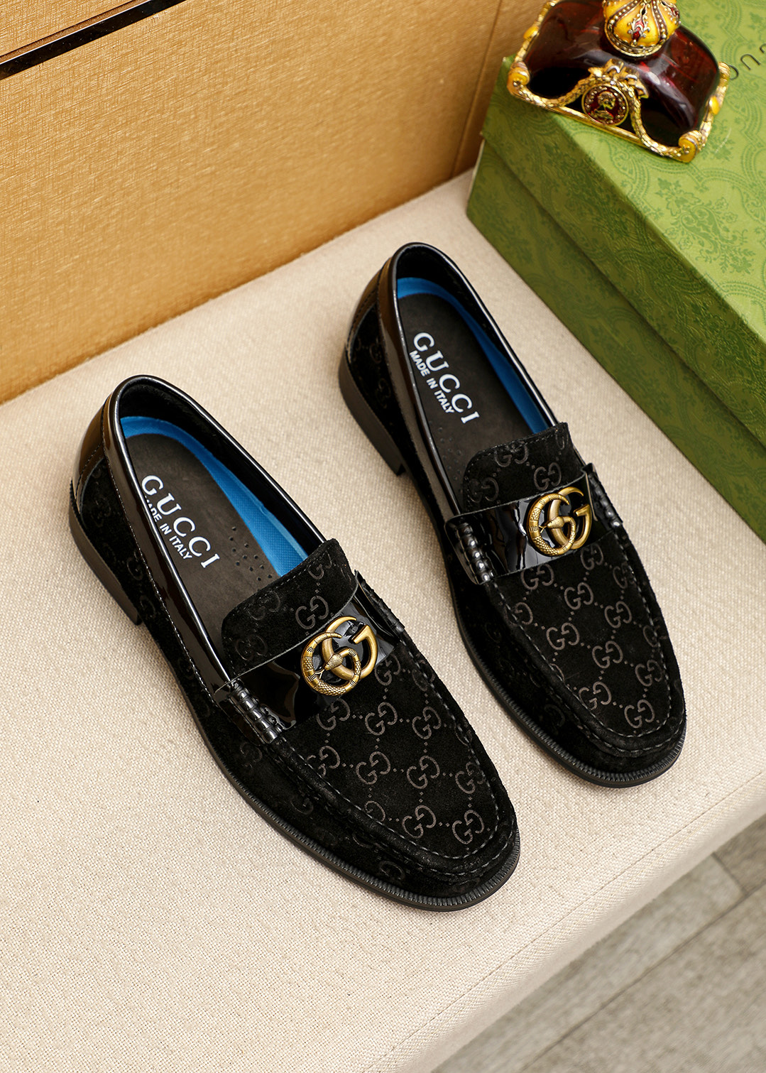 NO:833291,Product trademark GUCCI 'Gucci' casual leather shoes. Regular size: 39-44 (customized at 38.45.46) Product material selection: imported first-layer suede cowhide upper + classic hardware buckle, imported water-dyed cowhide lining. Strong three-dimensional visual effect, original outsole 3 colors available, gucci, gucci, cowhide19860909商品商标GUCCI「 古驰」休闲皮鞋 正码码数:39-44（38.45.46订制） 商品材料精选 进口头层反绒牛皮鞋面+经典五金扣,进口水染牛皮内里.强烈立体视觉效果,原版大底 颜 色3色可选,,gucci,gucci,cowhide,Men's shoes