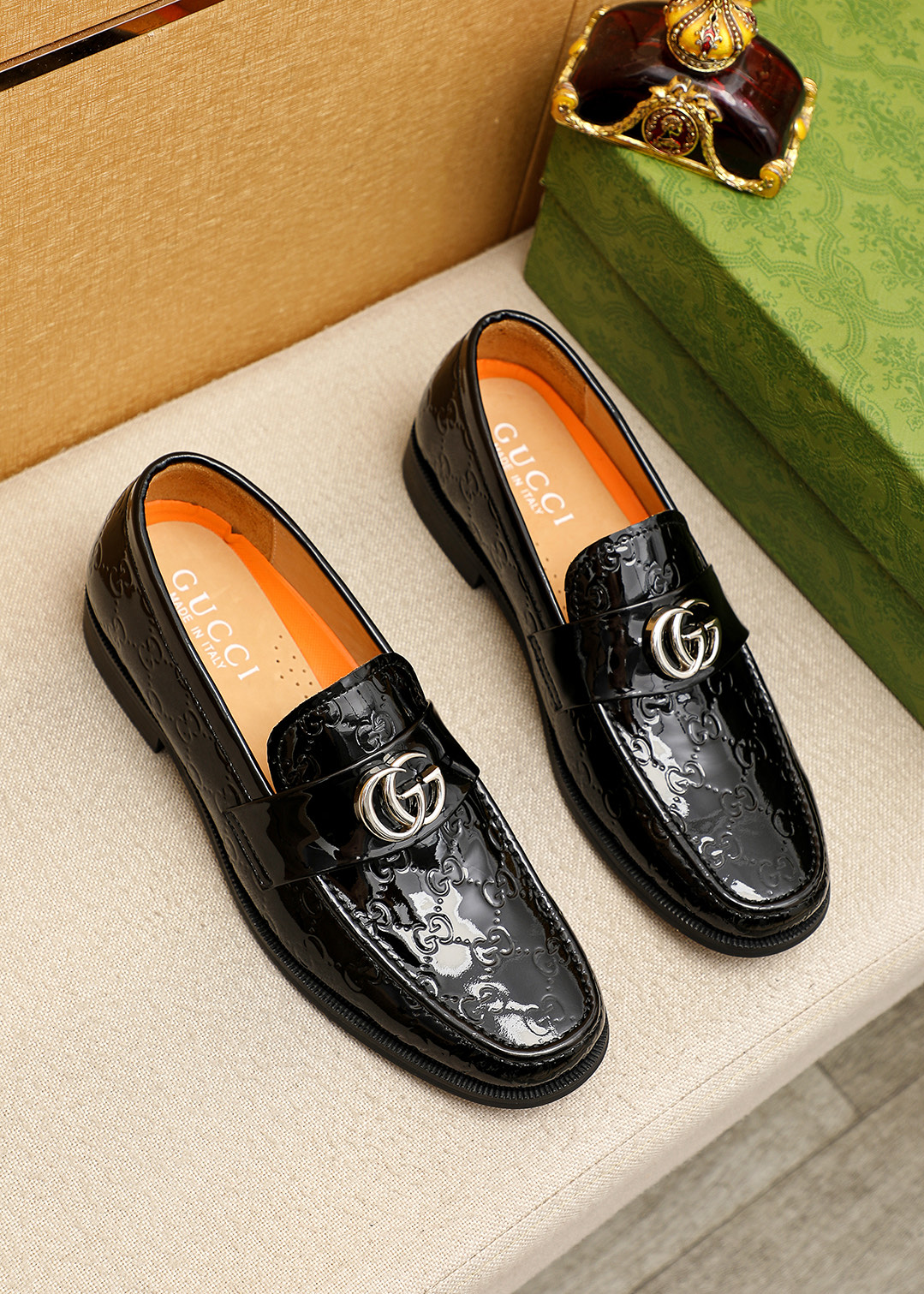 NO:833300,Product trademark GUCCI 'Gucci' casual leather shoes. Regular size: 39-44 (customized at 38.45.46). Selected product materials. Imported first-layer beaded cowhide upper + classic hardware buckle, imported water-dyed cowhide lining. Strong three-dimensional visual effect. Original outsole available in 3 colors, gucci, gucci, cowhide19860909商品商标GUCCI「 古驰」休闲皮鞋 正码码数:39-44（38.45.46订制） 商品材料精选 进口头层开边珠牛皮鞋面+经典五金扣,进口水染牛皮内里.强烈立体视觉效果,原版大底 颜 色3色可选,,gucci,gucci,cowhide,Men's shoes