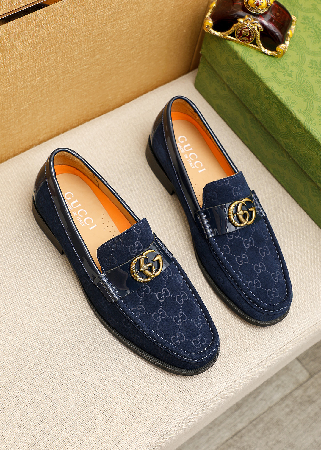 NO:833308,Product trademark GUCCI 'Gucci' casual leather shoes. Regular size: 39-44 (customized at 38.45.46) Product material selection: imported first-layer suede cowhide upper + classic hardware buckle, imported water-dyed cowhide lining. Strong three-dimensional visual effect, original outsole 3 colors available, gucci, gucci, cowhide19860909商品商标GUCCI「 古驰」休闲皮鞋 正码码数:39-44（38.45.46订制） 商品材料精选 进口头层反绒牛皮鞋面+经典五金扣,进口水染牛皮内里.强烈立体视觉效果,原版大底 颜 色3色可选,,gucci,gucci,cowhide,Men's shoes