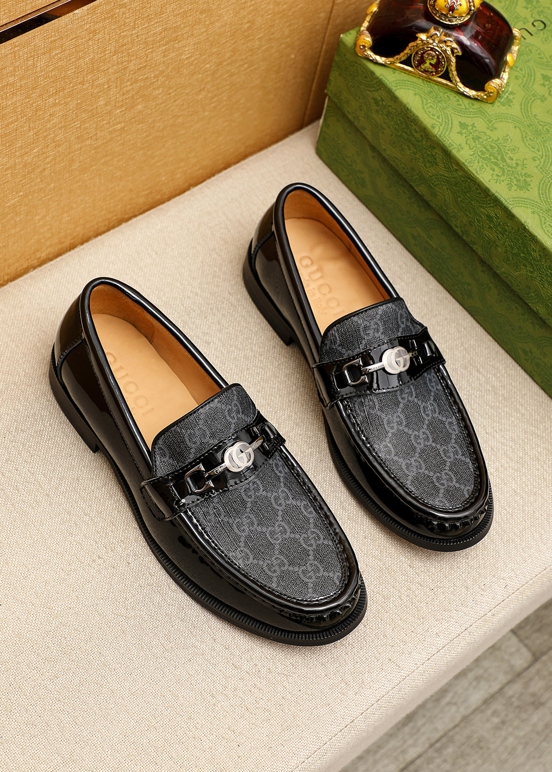 NO:833316,Product trademark GUCCI 'Gucci' casual leather shoes. Regular size: 39-44 (customized at 38.45.46) Product material selection: imported first-layer calfskin upper + classic hardware buckle, imported water-dyed cowhide lining. Strong three-dimensional visual effect, original outsole color 1 color optional, gucci, gucci, cowhide19860909商品商标GUCCI「 古驰」休闲皮鞋 正码码数:39-44（38.45.46订制） 商品材料精选 进口头层小牛皮鞋面+经典五金扣,进口水染牛皮内里.强烈立体视觉效果,原版大底 颜 色1色可选,,gucci,gucci,cowhide,Men's shoes
