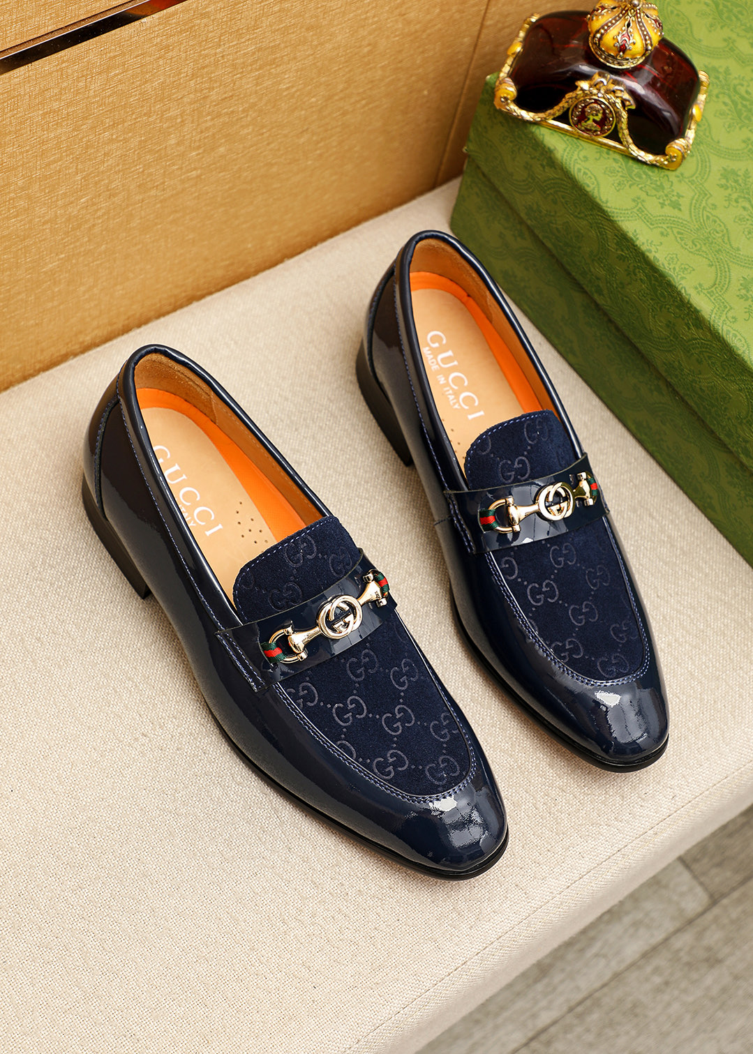 NO:833322,Product trademark GUCCI 'Gucci' casual leather shoes. Regular size: 39-44 (customized at 38.45.46) Product material selection: imported first-layer suede cowhide upper + classic hardware buckle, imported water-dyed cowhide lining. Strong three-dimensional visual effect, original outsole color 2 colors available, gucci, gucci, cowhide19860909商品商标GUCCI「 古驰」休闲皮鞋 正码码数:39-44（38.45.46订制） 商品材料精选 进口头层反绒牛皮鞋面+经典五金扣,进口水染牛皮内里.强烈立体视觉效果,原版大底 颜 色2色可选,,gucci,gucci,cowhide,Men's shoes