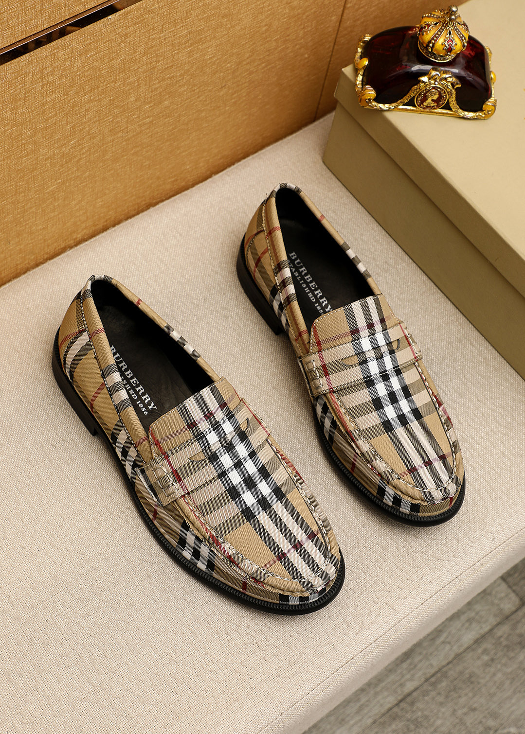 NO:833330,Product trademark Burberry 'Burberry' casual men's shoes. Regular size: 39-44 (customized at 38.45.46) Product materials: classic plaid upper, cowhide lining, original rubber outsole. Color: 1 color optional, burberry, burberry, cowhide19860909商品商标Burberry「 巴宝莉 」休闲男鞋 正码码数:39-44（38.45.46订做） 商品材料精选经典格紋鞋面,牛皮内里,原版橡胶大底 颜色1色可选,,burberry,burberry,cowhide,Men's shoes