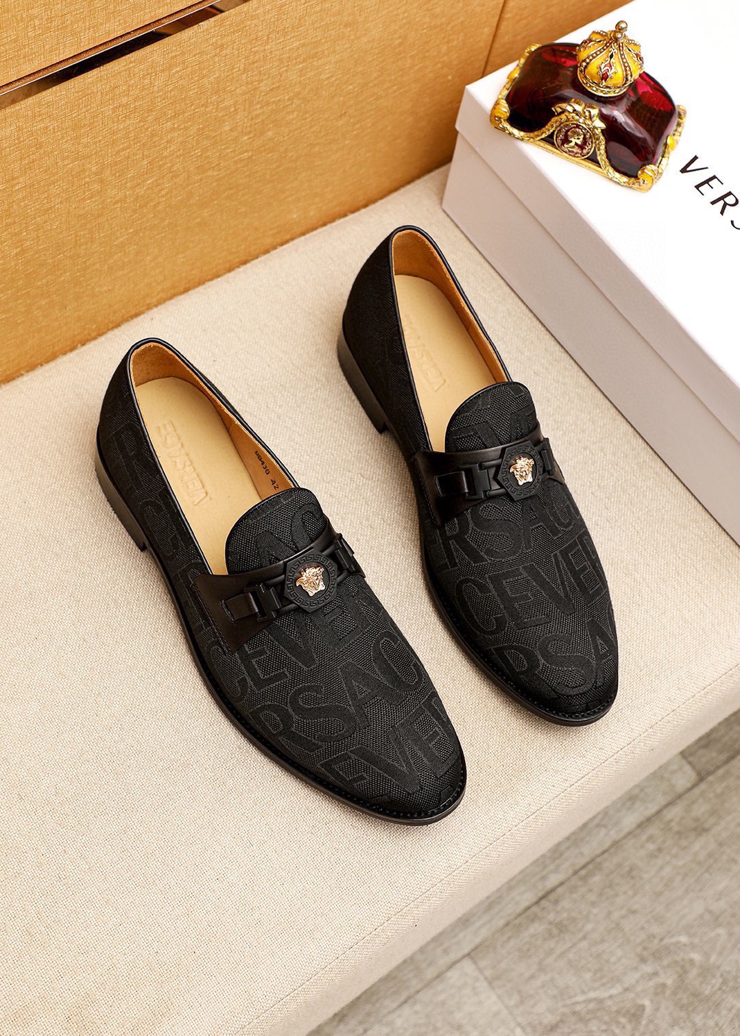 NO:834401,Product trademark VERSACE 'Versace' casual leather shoes, correct size: 38-44 (customized at 45.46.47) Product material selection: imported first-layer fabric upper + luxury hardware buckle, imported water-dyed cowhide lining. Strong three-dimensional visual effect, combined outsole, 4 colors available,,versace,versace19860909商品商标VERSACE「范思哲」休闲皮鞋 正码码数:38-44（45.46.47订制） 商品材料精选 进口头层布料鞋面+奢华五金扣,进口水染牛皮内里.强烈立体视觉效果,组合大底 颜 色4色可选,,versace,versace,Men's shoes