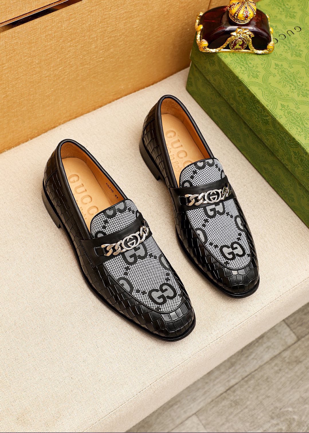 NO:834405,Product trademark GUCCI 'Gucci' casual leather shoes. Regular size: 38-44 (customized at 45.46.47) Product materials selection: imported first-layer calfskin embossed upper + classic hardware buckle, imported cowhide lining. Strong three-dimensional visual effect, combined outsole color 2 colors available, gucci, gucci, cowhide19860909商品商标GUCCI「 古驰」休闲皮鞋 正码码数:38-44（45.46.47订制） 商品材料精选 进口头层小牛皮压花鞋面+经典五金扣,进口牛皮内里.强烈立体视觉效果,组合大底 颜 色2色可选,,gucci,gucci,cowhide,Men's shoes