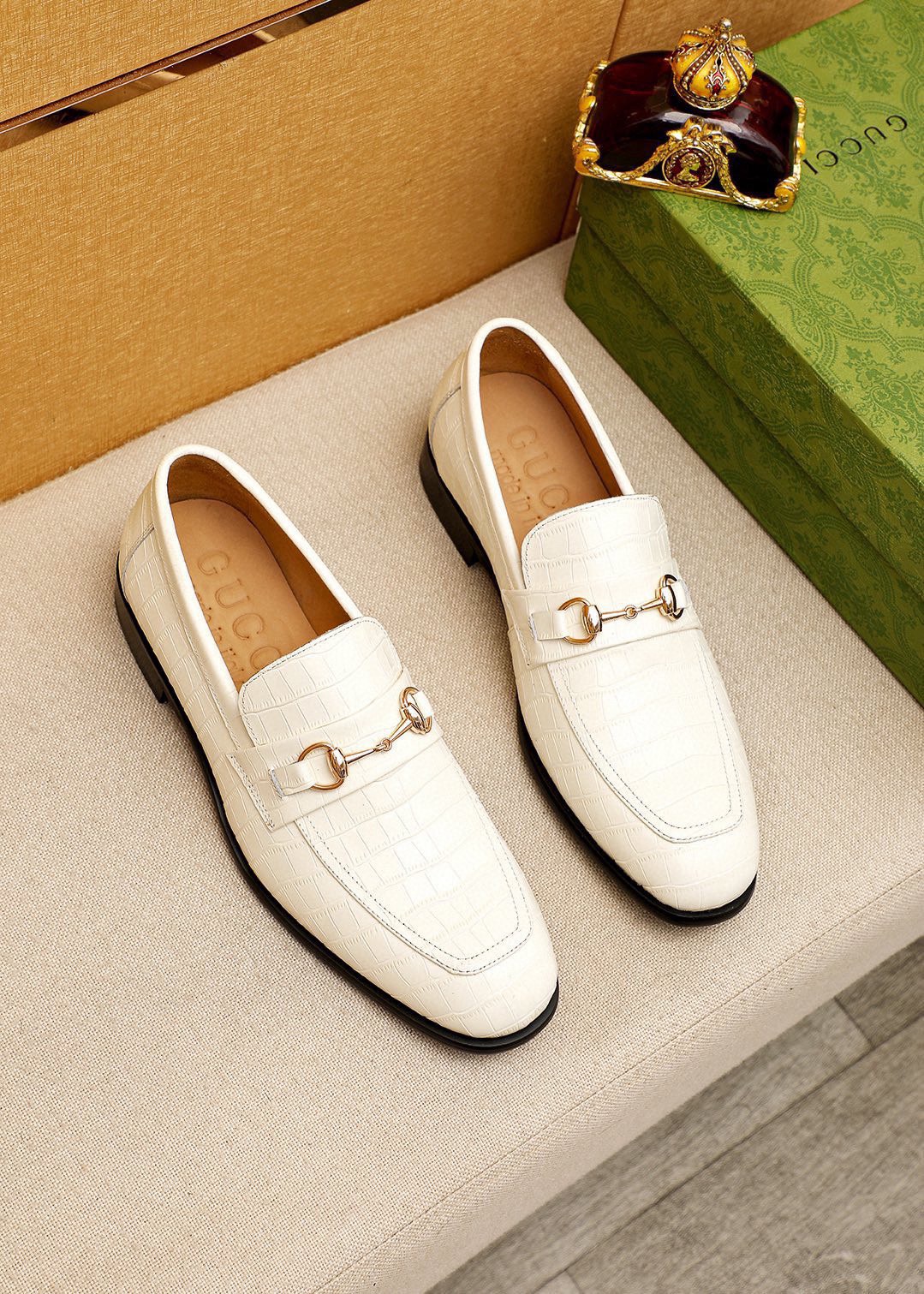 NO:834414,Product trademark GUCCI 'Gucci' casual leather shoes. Regular size: 38-44 (customized at 45.46.47) Product materials selection: imported first-layer calfskin embossed upper + classic hardware buckle, imported cowhide lining. Strong three-dimensional visual effect, combined outsole color 1 color optional, gucci, gucci, cowhide19860909商品商标GUCCI「 古驰」休闲皮鞋 正码码数:38-44（45.46.47订制） 商品材料精选 进口头层小牛皮压花鞋面+经典五金扣,进口牛皮内里.强烈立体视觉效果,组合大底 颜 色1色可选,,gucci,gucci,cowhide,Men's shoes
