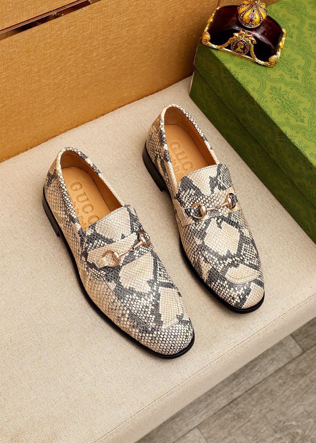 NO:834423,Product trademark GUCCI 'Gucci' casual leather shoes. Regular size: 38-44 (customized at 45.46.47) Product material selection: imported first-layer calfskin upper + classic hardware buckle, imported cowhide lining. Strong three-dimensional visual effect, combined outsole color 1 color optional, gucci, gucci, cowhide19860909商品商标GUCCI「 古驰」休闲皮鞋 正码码数:38-44（45.46.47订制） 商品材料精选 进口头层小牛皮鞋面+经典五金扣,进口牛皮内里.强烈立体视觉效果,组合大底 颜 色1色可选,,gucci,gucci,cowhide,Men's shoes