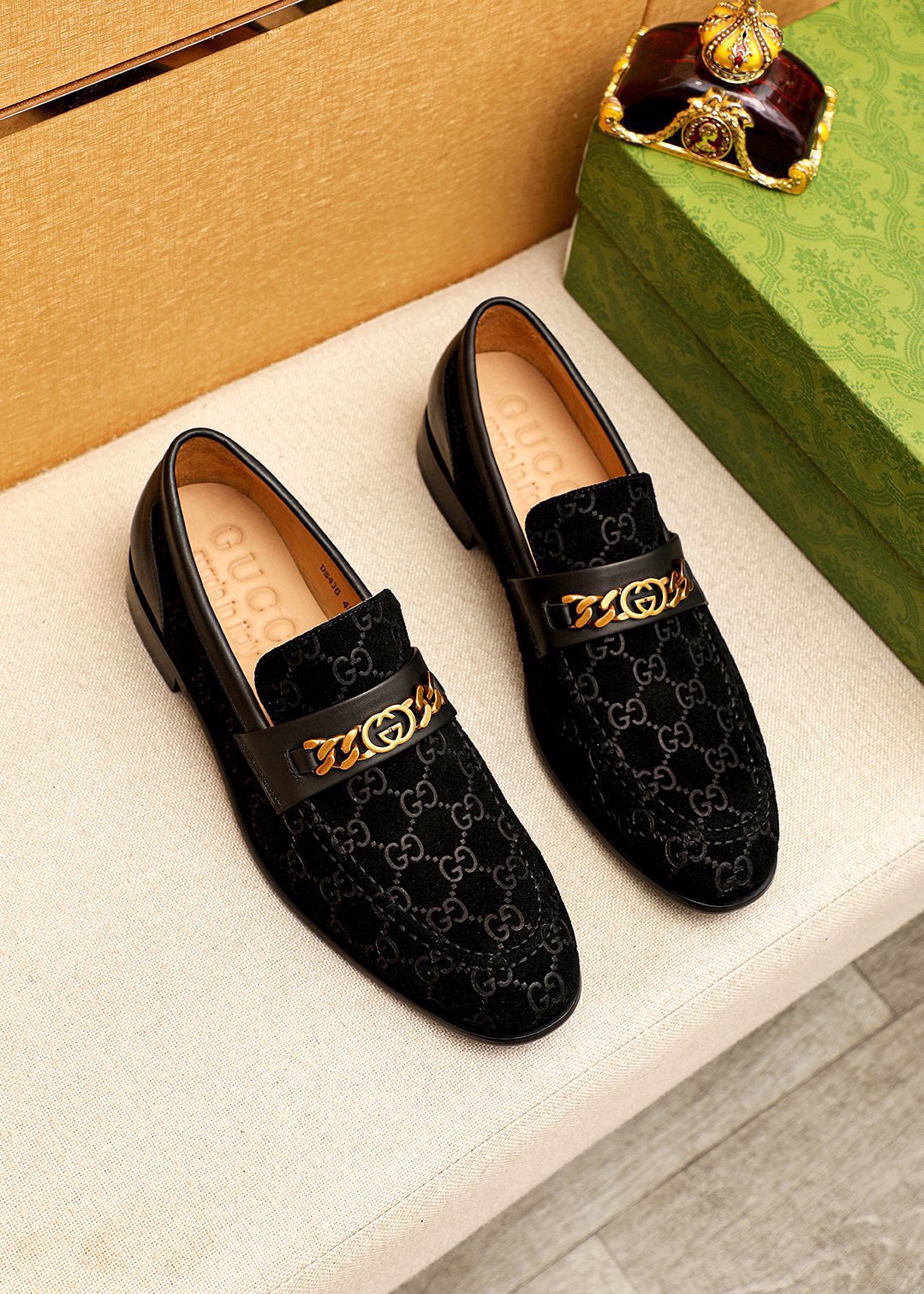 NO:834433,Product trademark GUCCI 'Gucci' casual leather shoes, correct size: 38-44 (customized at 45.46.47) Product material selection: imported first-layer frosted calfskin embossed upper + classic hardware buckle, imported cowhide lining. Strong three-dimensional visual effect, combined outsole color 1 color optional, gucci, gucci, cowhide19860909商品商标GUCCI「 古驰」休闲皮鞋 正码码数:38-44（45.46.47订制） 商品材料精选 进口头层磨砂小牛皮压花鞋面+经典五金扣,进口牛皮内里.强烈立体视觉效果,组合大底 颜 色1色可选,,gucci,gucci,cowhide,Men's shoes