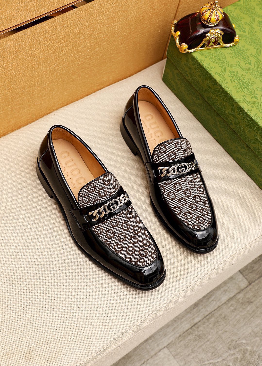 NO:834443,Product trademark GUCCI 'Gucci' casual leather shoes. Regular size: 38-44 (customized at 45.46.47) Product material selection: imported first-layer calfskin upper + classic hardware buckle, imported cowhide lining. Strong three-dimensional visual effect, combined outsole color 1 color optional, gucci, gucci, cowhide19860909商品商标GUCCI「 古驰」休闲皮鞋 正码码数:38-44（45.46.47订制） 商品材料精选 进口头层小牛皮鞋面+经典五金扣,进口牛皮内里.强烈立体视觉效果,组合大底 颜 色1色可选,,gucci,gucci,cowhide,Men's shoes