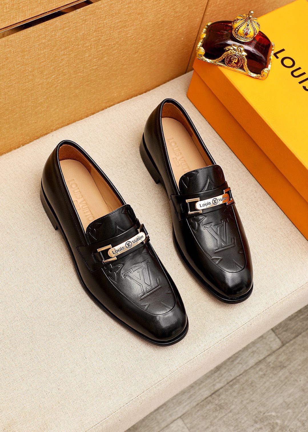 NO:834449,Product trademark LOUIS VUITTON 'Louis Vuitton' casual leather shoes. Regular size: 38-44 (customized at 45.46.47) Product material selection: imported first-layer calfskin stamped upper + luxury hardware buckle, imported first-layer cowhide lining. Strong three-dimensional visual effect, combined outsole color 2 colors available, louis vuitton, louis vuitton, cowhide19860909商品商标LOUIS VUITTON「 路易威登」休闲皮鞋 正码码数:38-44（45.46.47订制） 商品材料精选 进口头层小牛皮圧花鞋面+奢华五金扣,进口头层牛皮内里.强烈立体视觉效果,组合大底 颜 色2色可选,,louis vuitton,louis vuitton,cowhide,Men's shoes