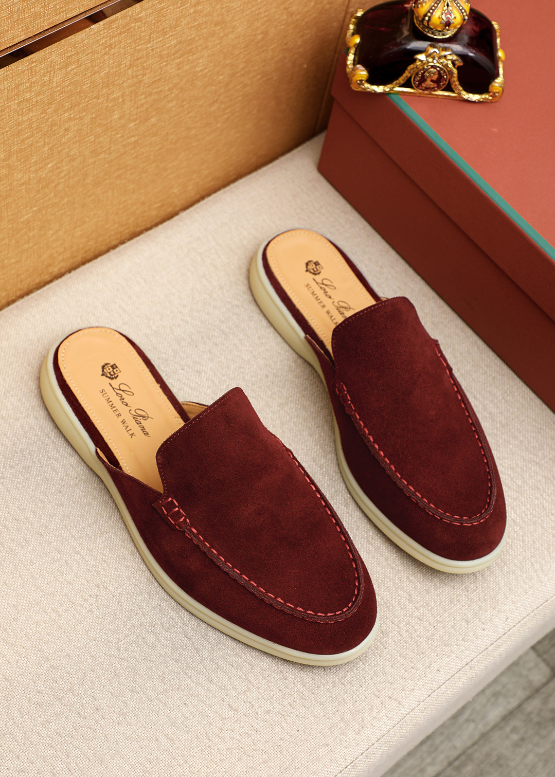 NO:850068,Product trademark: Loro Piana 'nuoyoupianran' half-slip slippers. Regular size: 39-44 (38.45.46 custom-made, non-returnable) Product materials: frosted cowhide upper, cowhide lining, original outsole. 5 colors available, loro piana, slippers, cowhide19860909商品商标: Loro Piana「诺悠翩然」半拖拖鞋 正码码数:39-44（38.45.46订做不退换） 商品材料精选磨砂牛皮鞋面,牛皮内里,原版大底 颜色5色可选,,loro piana,slippers,cowhide,Men's shoes