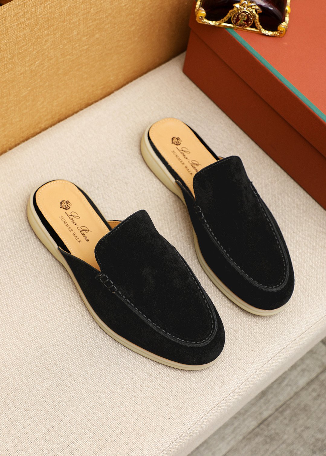 NO:834454,Product trademark: Loro Piana 'nuoyoupianran' half-slip slippers. Regular size: 39-44 (38.45.46 custom-made, non-refundable) Product materials: frosted cowhide upper, cowhide lining, original outsole. 5 colors available, loro piana, slippers, cowhide19860909商品商标: Loro Piana「诺悠翩然」半拖拖鞋 正码码数:39-44（38.45.46订做不退换） 商品材料精选磨砂牛皮鞋面,牛皮内里,原版大底 颜色5色可选,,loro piana,slippers,cowhide,Men's shoes