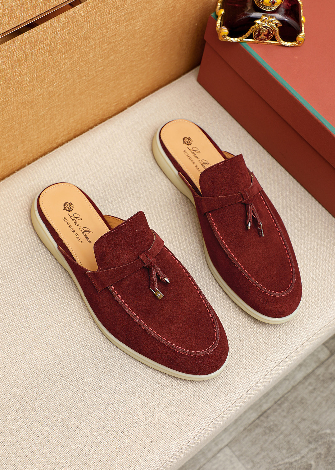 NO:850077,Product trademark: Loro Piana 'nuoyoupianran' half-slip slippers. Regular size: 39-44 (38.45.46 custom-made, non-returnable) Product materials: frosted cowhide upper, cowhide lining, original outsole. 6 colors available, loro piana, slippers, cowhide19860909商品商标: Loro Piana「诺悠翩然」半拖拖鞋 正码码数:39-44（38.45.46订做不退换） 商品材料精选磨砂牛皮鞋面,牛皮内里,原版大底 颜色6色可选,,loro piana,slippers,cowhide,Men's shoes
