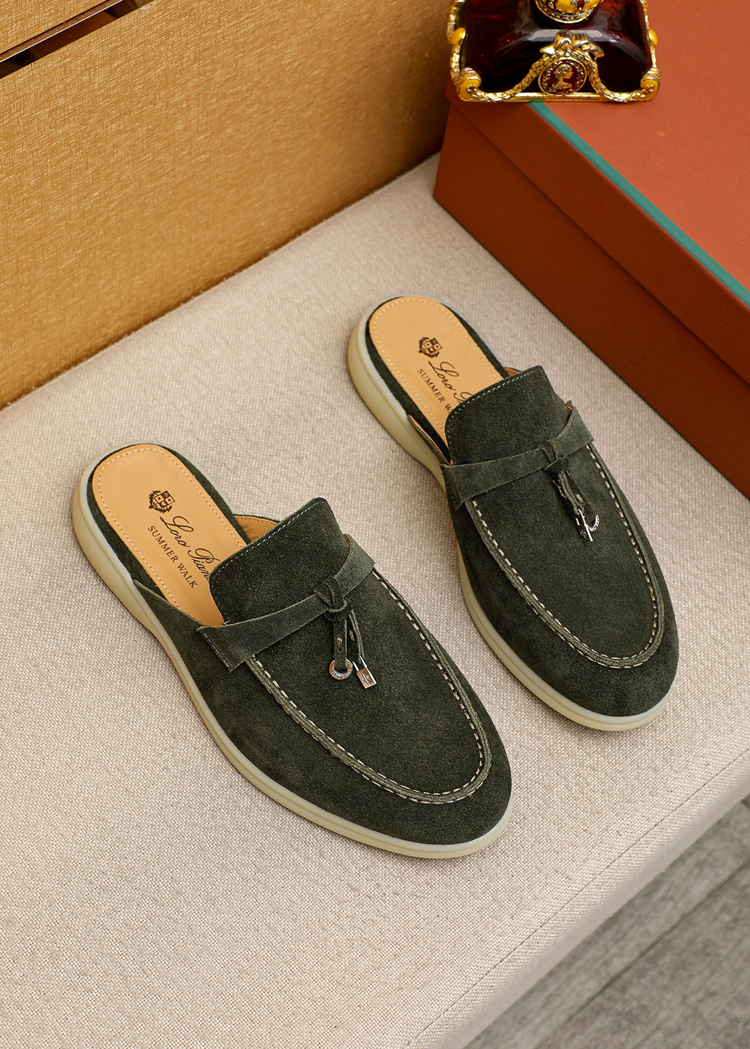 NO:834461,Product trademark: Loro Piana 'nuoyoupianran' half-slip slippers. Regular size: 39-44 (38.45.46 custom-made, non-returnable) Product materials: frosted cowhide upper, cowhide lining, original outsole. 6 colors available, loro piana, slippers, cowhide19860909商品商标: Loro Piana「诺悠翩然」半拖拖鞋 正码码数:39-44（38.45.46订做不退换） 商品材料精选磨砂牛皮鞋面,牛皮内里,原版大底 颜色6色可选,,loro piana,slippers,cowhide,Men's shoes