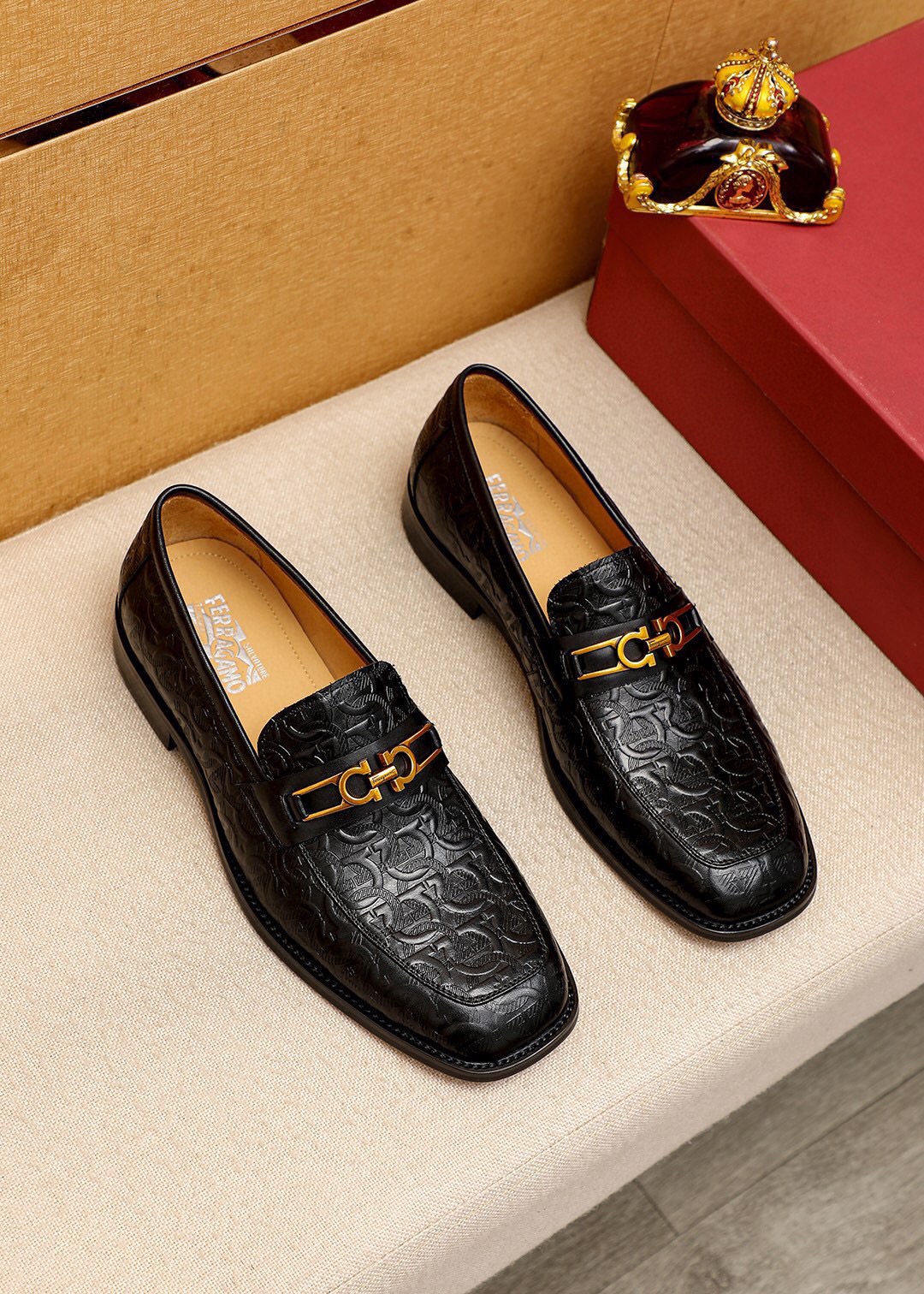NO:850180,Product trademark Ferragamo 'Ferragamo' casual leather shoes. Regular size: 38-44 (made to order 45). Product materials are selected. Imported first-layer calfskin pressure flower upper + original hardware buckle, imported water-dyed cowhide lining. Strong three-dimensional visual effect, combined outsole color 1 color optional, ferragamo, ferragamo, cowhide19860909商品商标Ferragamo「 菲拉格慕」休闲皮鞋 正码码数:38-44（45订的制） 商品材料精选 进口头层小牛皮圧花鞋面+原版五金扣,进口水染牛皮内里.强烈立体视觉效果,组合大底 颜 色1色可选,,ferragamo,ferragamo,cowhide,Men's shoes
