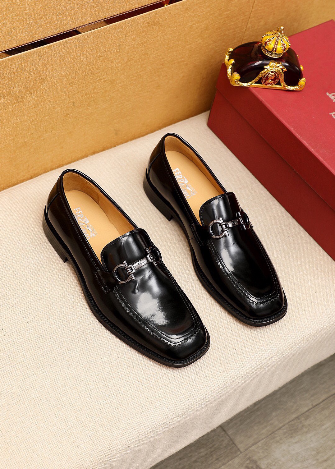 NO:850188,Product trademark Ferragamo 'Ferragamo' casual leather shoes. Regular size: 38-44 (customized to 45). Product materials are selected. Imported first-layer open-edge beaded cowhide upper + original hardware buckle, imported water-dyed cowhide lining. Strong three-dimensional visual effect, combined outsole. 3 colors available, ferragamo, ferragamo, cowhide19860909商品商标Ferragamo「 菲拉格慕」休闲皮鞋 正码码数:38-44（45订的制） 商品材料精选 进口头层开边珠牛皮鞋面+原版五金扣,进口水染牛皮内里.强烈立体视觉效果,组合大底 颜 色3色可选,,ferragamo,ferragamo,cowhide,Men's shoes