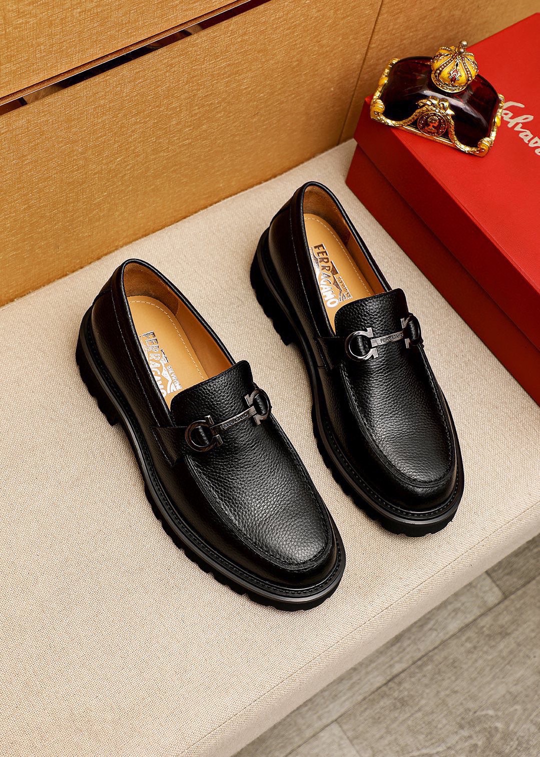 NO:850127,Shopping for top-quality Ferragamo hot items at the counter!  2024 Men’s Formal Leather Shoes!  Pure and high quality can be compared 1:1!  The fabric is original and customized first-layer pebbled calfskin imported from Italy, and the interior is fully imported water-dyed cowhide lining!  The counters are selling simultaneously, and the soles are foam soles imported from Dongguan!  The original soles are specially provided by the original factory and are super comfortable. The original factory follows the order and is of high quality. You can enter and exit the counter at will. You are welcome to compare and synchronize with the counter. The correct size is 38–44 (45 customized), ferragamo, cowhide19860909专柜品质顶级代购菲拉格慕爆款！2024男士正装皮鞋！纯正高品质可1:1比较！面料意大利进口原版定制头层荔枝纹小牛皮,内里全进口水染牛皮里垫！专柜同步发售,鞋底东莞进口发泡大底！原厂特供原版底超级舒适,原厂跟单货,高品质,可随意进出专柜,欢迎对比专柜同步,正码38–44(45订制）,,ferragamo,cowhide,Men's shoes