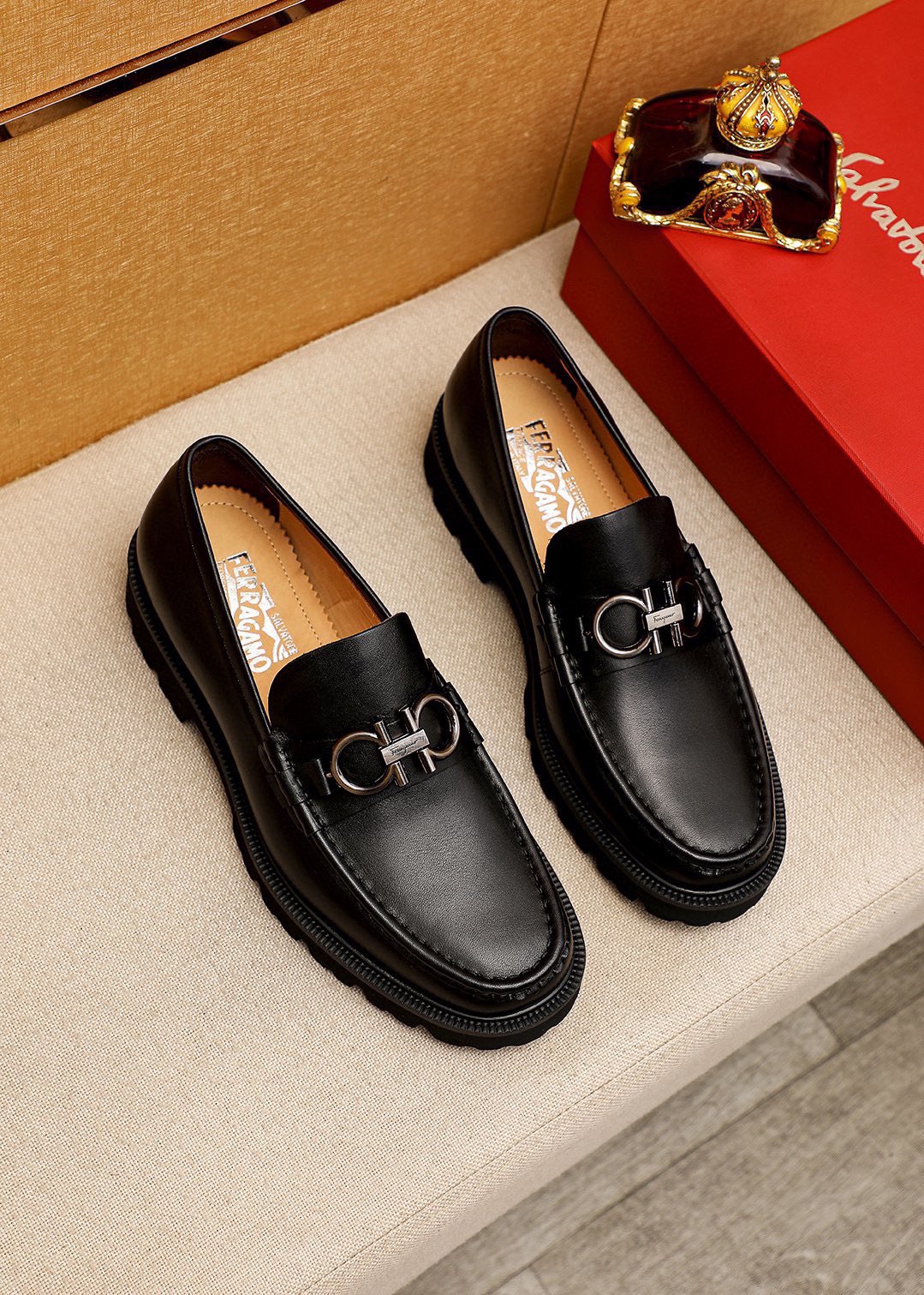 NO:850134,Shopping for top-quality Ferragamo hot items at the counter!  2024 Men’s Formal Leather Shoes!  Pure and high quality can be compared 1:1!  The fabric is original custom-made first-layer calfskin imported from Italy, and the interior is fully imported water-dyed cowhide lining!  The counters are selling simultaneously, and the soles are foam soles imported from Dongguan!  The original soles are specially provided by the original factory and are super comfortable. The original factory follows the order and is of high quality. You can enter and exit the counter at will. You are welcome to compare and synchronize with the counter. The correct size is 38–44 (45 customized), ferragamo, cowhide19860909专柜品质顶级代购菲拉格慕爆款！2024男士正装皮鞋！纯正高品质可1:1比较！面料意大利进口原版定制头层小牛皮,内里全进口水染牛皮里垫！专柜同步发售,鞋底东莞进口发泡大底！原厂特供原版底超级舒适,原厂跟单货,高品质,可随意进出专柜,欢迎对比专柜同步,正码38–44(45订制）,,ferragamo,cowhide,Men's shoes