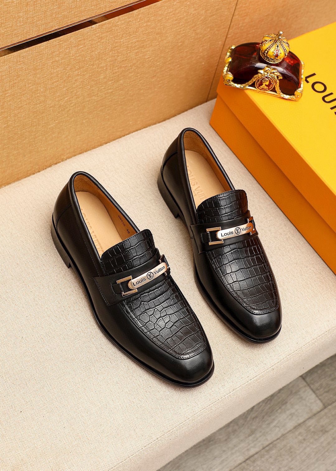 NO:851001,Product trademark LOUIS VUITTON 'Louis Vuitton' casual leather shoes. Regular size: 38-44 (customized at 45.46.47) Product materials selection: imported first-layer cowhide embossed upper + luxury hardware buckle, imported first-layer cowhide lining. Strong three-dimensional visual effect, combined outsole color 1 color optional, louis vuitton, louis vuitton, cowhide19860909商品商标LOUIS VUITTON「 路易威登」休闲皮鞋 正码码数:38-44（45.46.47订制） 商品材料精选 进口头层牛皮压花鞋面+奢华五金扣,进口头层牛皮内里.强烈立体视觉效果,组合大底 颜 色1色可选,,louis vuitton,louis vuitton,cowhide,Men's shoes
