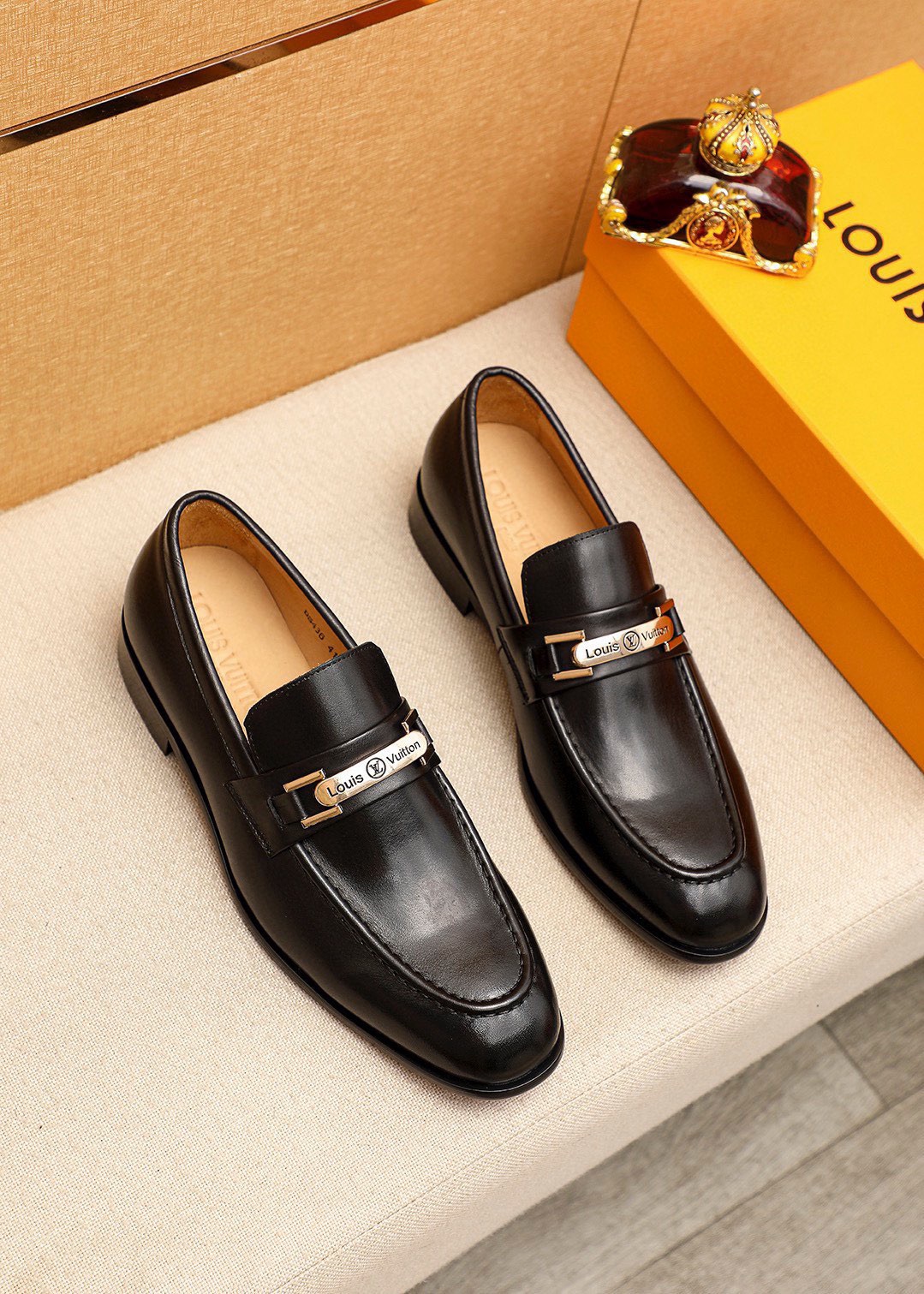 NO:851007,Product trademark LOUIS VUITTON 'Louis Vuitton' casual leather shoes. Regular size: 38-44 (customized at 45.46.47) Product material selection: imported first-layer calfskin upper + luxury hardware buckle, imported first-layer cowhide lining. Strong three-dimensional visual effect, combined outsole color 1 color optional, louis vuitton, louis vuitton, cowhide19860909商品商标LOUIS VUITTON「 路易威登」休闲皮鞋 正码码数:38-44（45.46.47订制） 商品材料精选 进口头层小牛皮鞋面+奢华五金扣,进口头层牛皮内里.强烈立体视觉效果,组合大底 颜 色1色可选,,louis vuitton,louis vuitton,cowhide,Men's shoes