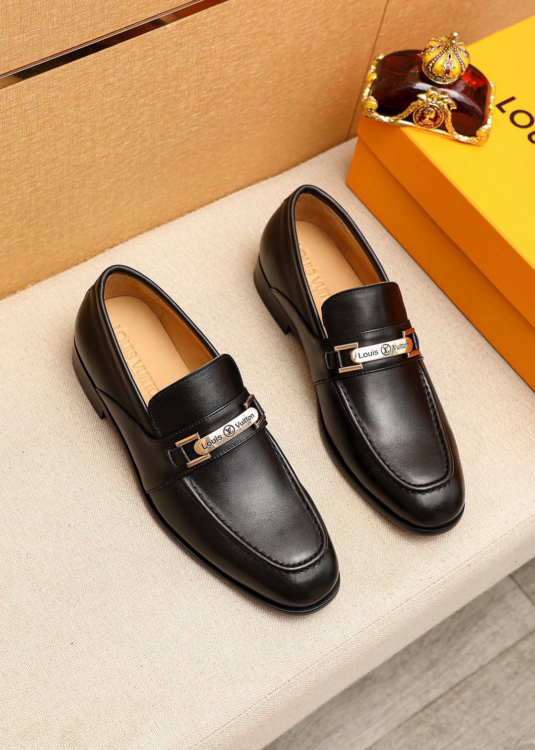 NO:850927,Product trademark LOUIS VUITTON 'Louis Vuitton' casual leather shoes. Regular size: 38-44 (customized at 45.46.47) Product materials selection: imported first-layer cowhide upper + luxury hardware buckle, imported first-layer cowhide lining. Strong three-dimensional visual effect, combined outsole color 1 color optional, louis vuitton, louis vuitton, cowhide19860909商品商标LOUIS VUITTON「 路易威登」休闲皮鞋 正码码数:38-44（45.46.47订制） 商品材料精选 进口头层牛皮鞋面+奢华五金扣,进口头层牛皮内里.强烈立体视觉效果,组合大底 颜 色1色可选,,louis vuitton,louis vuitton,cowhide,Men's shoes