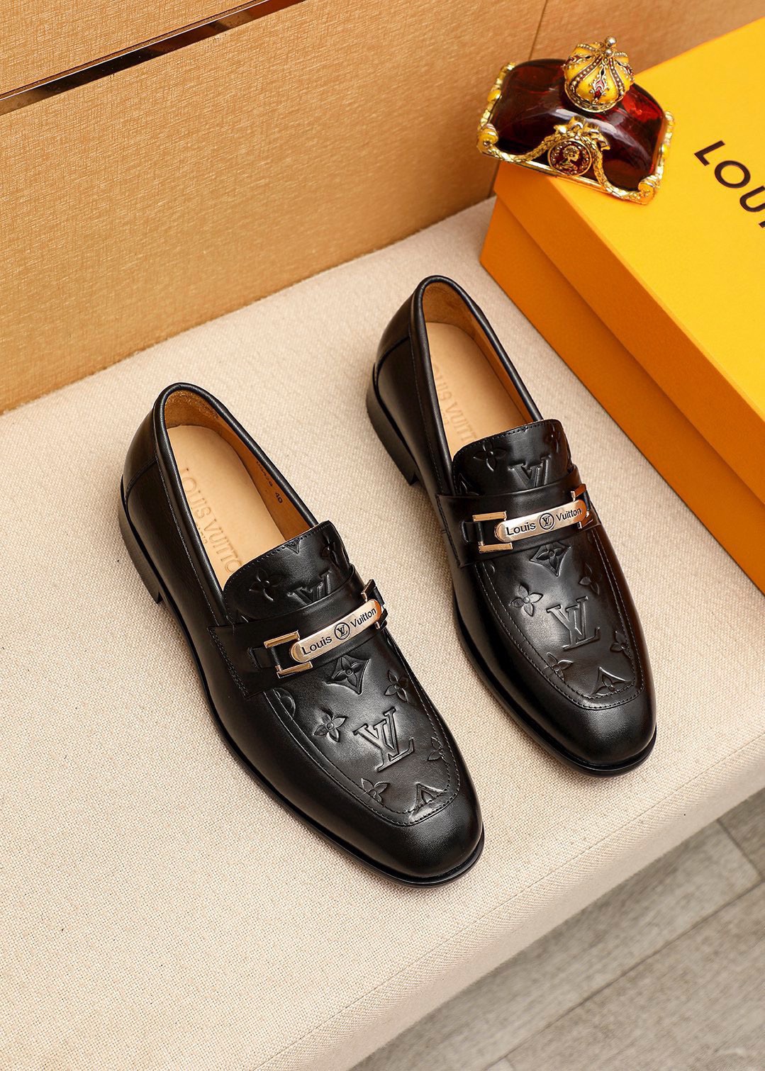NO:850939,Product trademark LOUIS VUITTON 'Louis Vuitton' casual leather shoes. Regular size: 38-44 (customized at 45.46.47) Product material selection: imported first-layer cowhide embossed upper + luxury hardware buckle, imported first-layer cowhide lining. Strong three-dimensional visual effect, combined outsole color 2 colors optional, louis vuitton, louis vuitton, cowhide19860909商品商标LOUIS VUITTON「 路易威登」休闲皮鞋 正码码数:38-44（45.46.47订制） 商品材料精选 进口头层牛皮压花鞋面+奢华五金扣,进口头层牛皮内里.强烈立体视觉效果,组合大底 颜 色2色可选,,louis vuitton,louis vuitton,cowhide,Men's shoes