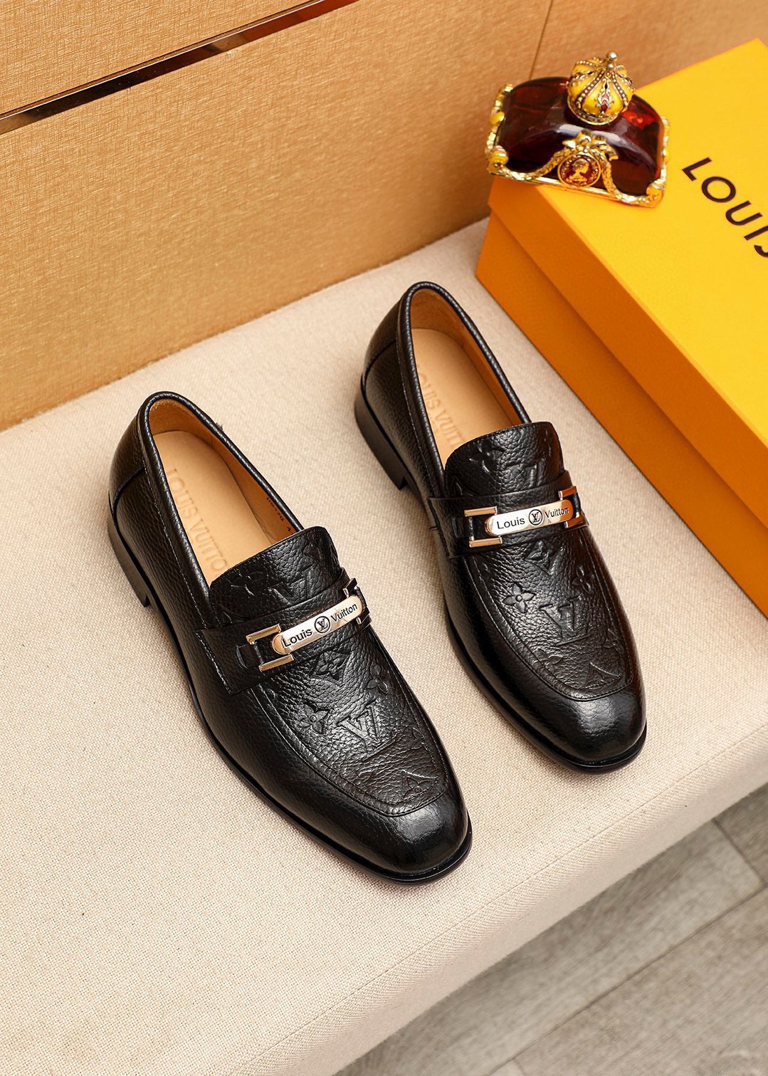 NO:850948,Product trademark LOUIS VUITTON 'Louis Vuitton' casual leather shoes. Regular size: 38-44 (customized at 45.46.47) Product material selection: imported first-layer pebbled cowhide embossed upper + luxury hardware buckle, imported first-layer cowhide lining. Strong three-dimensional visual effect, combined outsole color 1 color optional, louis vuitton, louis vuitton, cowhide19860909商品商标LOUIS VUITTON「 路易威登」休闲皮鞋 正码码数:38-44（45.46.47订制） 商品材料精选 进口头层荔枝纹牛皮压花鞋面+奢华五金扣,进口头层牛皮内里.强烈立体视觉效果,组合大底 颜 色1色可选,,louis vuitton,louis vuitton,cowhide,Men's shoes