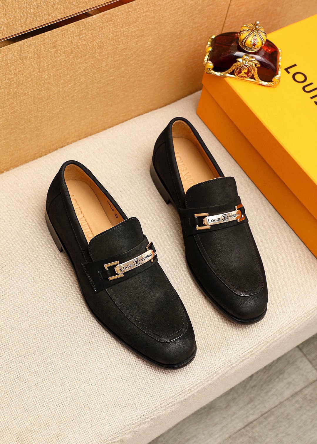 NO:850959,Product trademark LOUIS VUITTON 'Louis Vuitton' casual leather shoes. Regular size: 38-44 (customized at 45.46.47) Product material selection: imported first-layer cowhide upper + luxury hardware buckle, imported first-layer cowhide lining. Strong three-dimensional visual effect, combined outsole, 3 colors available, louis vuitton, louis vuitton, cowhide19860909商品商标LOUIS VUITTON「 路易威登」休闲皮鞋 正码码数:38-44（45.46.47订制） 商品材料精选 进口头层牛皮鞋面+奢华五金扣,进口头层牛皮内里.强烈立体视觉效果,组合大底 颜 色3色可选,,louis vuitton,louis vuitton,cowhide,Men's shoes