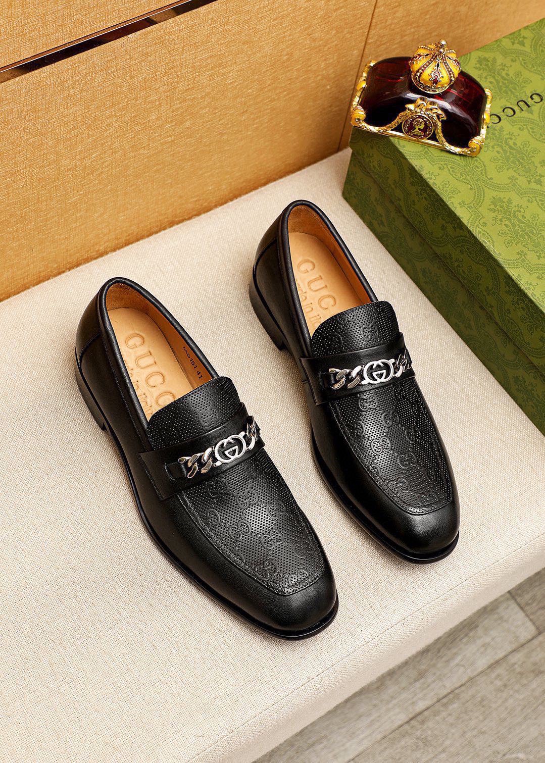 NO:850977,Product trademark GUCCI 'Gucci' casual leather shoes. Regular size: 38-44 (customized at 45.46.47) Product materials selection: imported first-layer calfskin embossed upper + classic hardware buckle, imported cowhide lining. Strong three-dimensional visual effect, combined outsole color 1 color optional, gucci, gucci, cowhide19860909商品商标GUCCI「 古驰」休闲皮鞋 正码码数:38-44（45.46.47订制） 商品材料精选 进口头层小牛皮压花鞋面+经典五金扣,进口牛皮内里.强烈立体视觉效果,组合大底 颜 色1色可选,,gucci,gucci,cowhide,Men's shoes