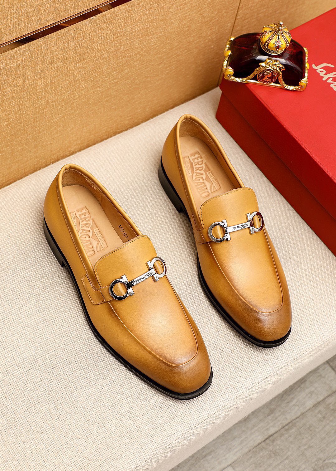 NO:850994,Product trademark Ferragamo 'Ferragamo' casual leather shoes. Regular size: 38-44 (customized at 45.46.47) Product material selection: imported calfskin upper + classic hardware buckle, imported water-dyed cowhide lining. Strong three-dimensional visual effect, combined outsole color 2 colors available, ferragamo, ferragamo, cowhide19860909商品商标Ferragamo「 菲拉格慕」休闲皮鞋 正码码数:38-44（45.46.47订制） 商品材料精选 进口小牛皮鞋面+经典五金扣,进口水染牛皮内里.强烈立体视觉效果,组合大底 颜 色2色可选,,ferragamo,ferragamo,cowhide,Men's shoes