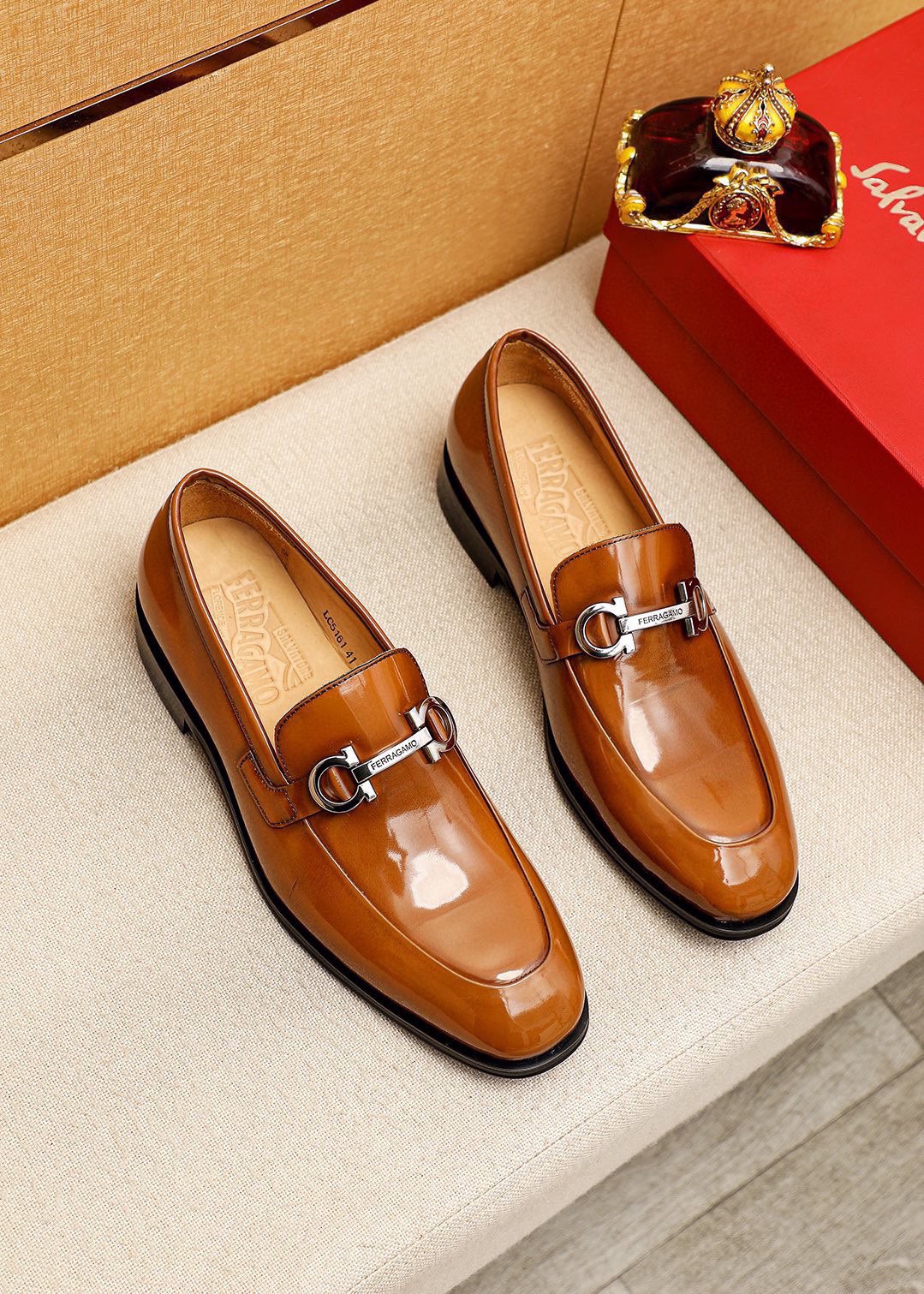 NO:851002,Product trademark Ferragamo 'Ferragamo' casual leather shoes. Regular size: 38-44 (customized at 45.46.47) Product material selection: imported open-edge beaded cowhide upper + classic hardware buckle, imported water-dyed cowhide lining. Strong three-dimensional visual effect, combined outsole color 1 color optional, ferragamo, ferragamo, cowhide19860909商品商标Ferragamo「 菲拉格慕」休闲皮鞋 正码码数:38-44（45.46.47订制） 商品材料精选 进口开边珠牛皮鞋面+经典五金扣,进口水染牛皮内里.强烈立体视觉效果,组合大底 颜 色1色可选,,ferragamo,ferragamo,cowhide,Men's shoes