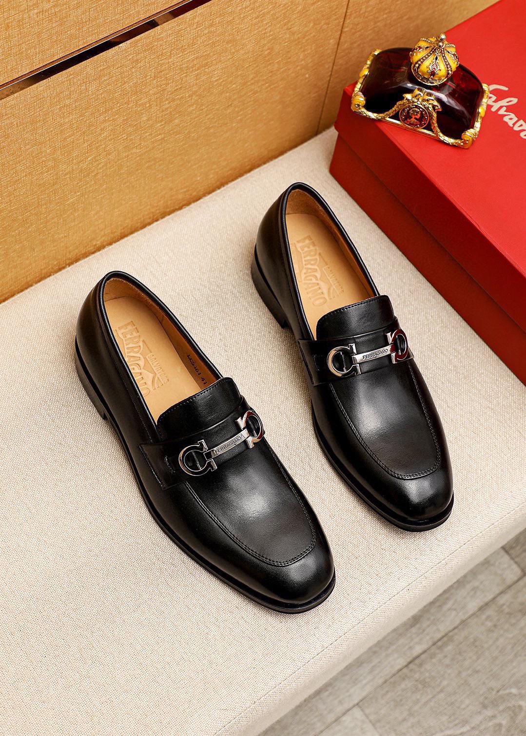 NO:851012,Product trademark Ferragamo 'Ferragamo' casual leather shoes, correct size: 38-44 (customized at 45.46.47) Product material selection: imported calfskin upper + classic hardware buckle, imported water-dyed cowhide lining. Strong three-dimensional visual effect, combined outsole color 1 color optional, ferragamo, ferragamo, cowhide19860909商品商标Ferragamo「 菲拉格慕」休闲皮鞋 正码码数:38-44（45.46.47订制） 商品材料精选 进口小牛皮鞋面+经典五金扣,进口水染牛皮内里.强烈立体视觉效果,组合大底 颜 色1色可选,,ferragamo,ferragamo,cowhide,Men's shoes