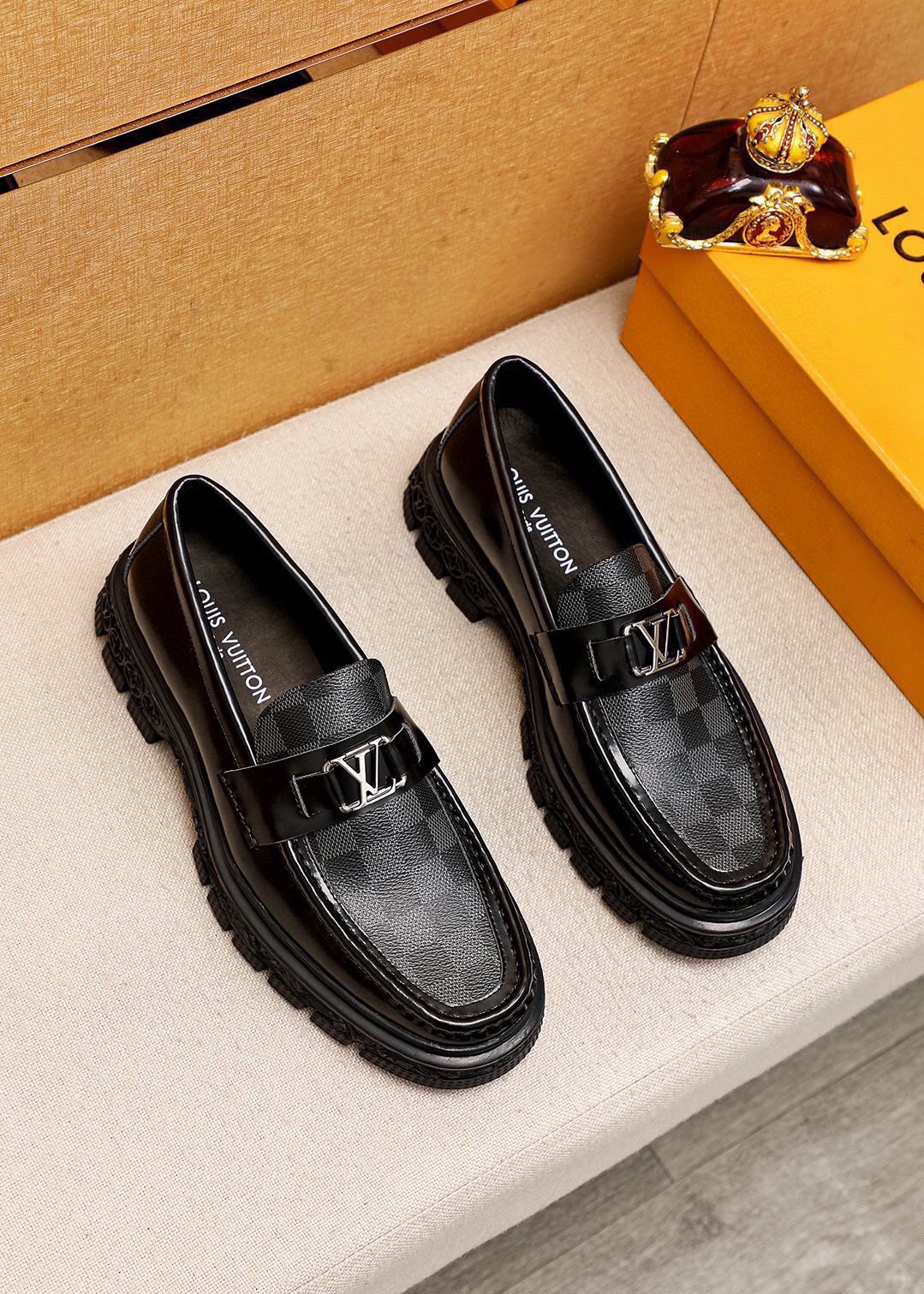 NO:851019,Original order [Louis Vuitton] Louis Vuitton's new style ~ fashionable business formal men's shoes. Original quality, high-end boutique with exquisite details, imported Italian first-layer original calfskin upper, comfortable water-dyed cowhide lining, original outsole, comfortable to wear, classic craftsmanship, fine workmanship, worth owning. Size 38-44 (customized at 45.46),, louis vuitton, louis vuitton, cowhide19860909原单【Louis Vuitton】路易威登 新款～时尚商务正装男鞋.原单品质,高端精品细节精致考究,采用进口意大利头层原版老花小牛皮鞋面舒适的水染牛皮内里原版大底,穿着舒适工艺精典,做工精细,值得拥有 码数38-44（45.46订做),,louis vuitton,louis vuitton,cowhide,Men's shoes