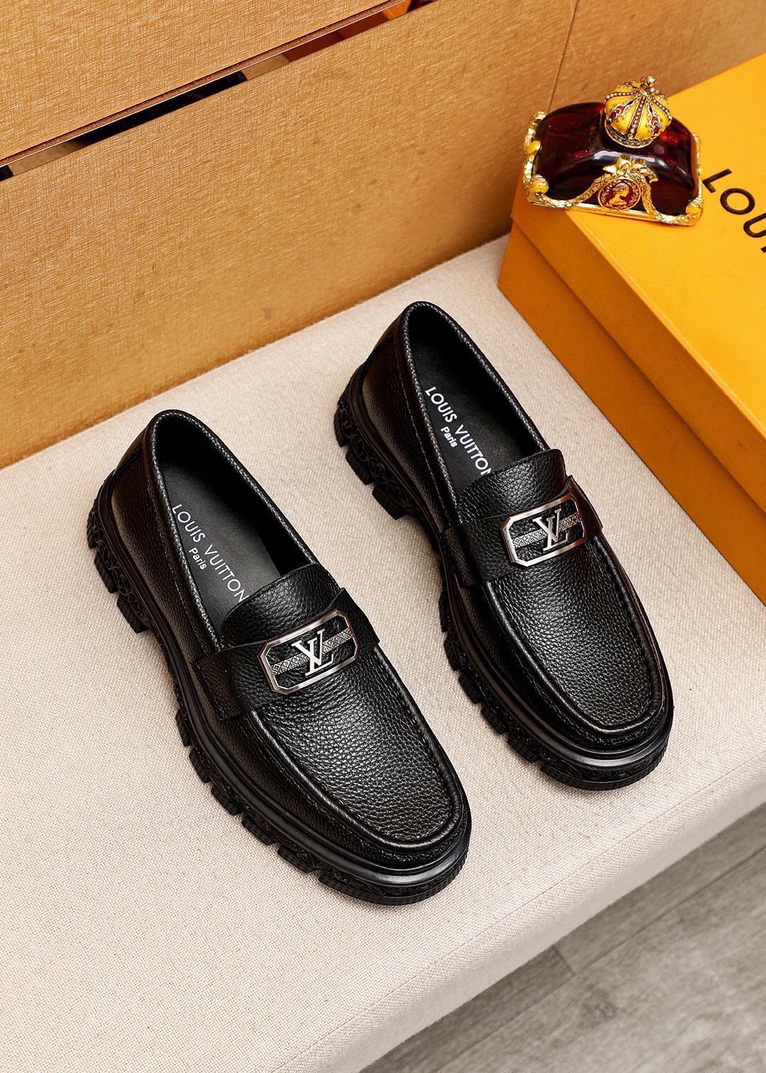 NO:851024,Original order [Louis Vuitton] Louis Vuitton's new style ~ fashionable business formal men's shoes. Original quality, high-end boutique with exquisite details, imported Italian first-layer original pebbled cowhide upper, comfortable water-dyed cowhide lining, original outsole, comfortable to wear, classic craftsmanship, fine workmanship, worth owning. Size 38-44 (customized at 45.46),, louis vuitton, louis vuitton, cowhide19860909原单【Louis Vuitton】路易威登 新款～时尚商务正装男鞋.原单品质,高端精品细节精致考究,采用进口意大利头层原版荔枝纹牛皮鞋面舒适的水染牛皮内里原版大底,穿着舒适工艺精典,做工精细,值得拥有 码数38-44（45.46订做),,louis vuitton,louis vuitton,cowhide,Men's shoes