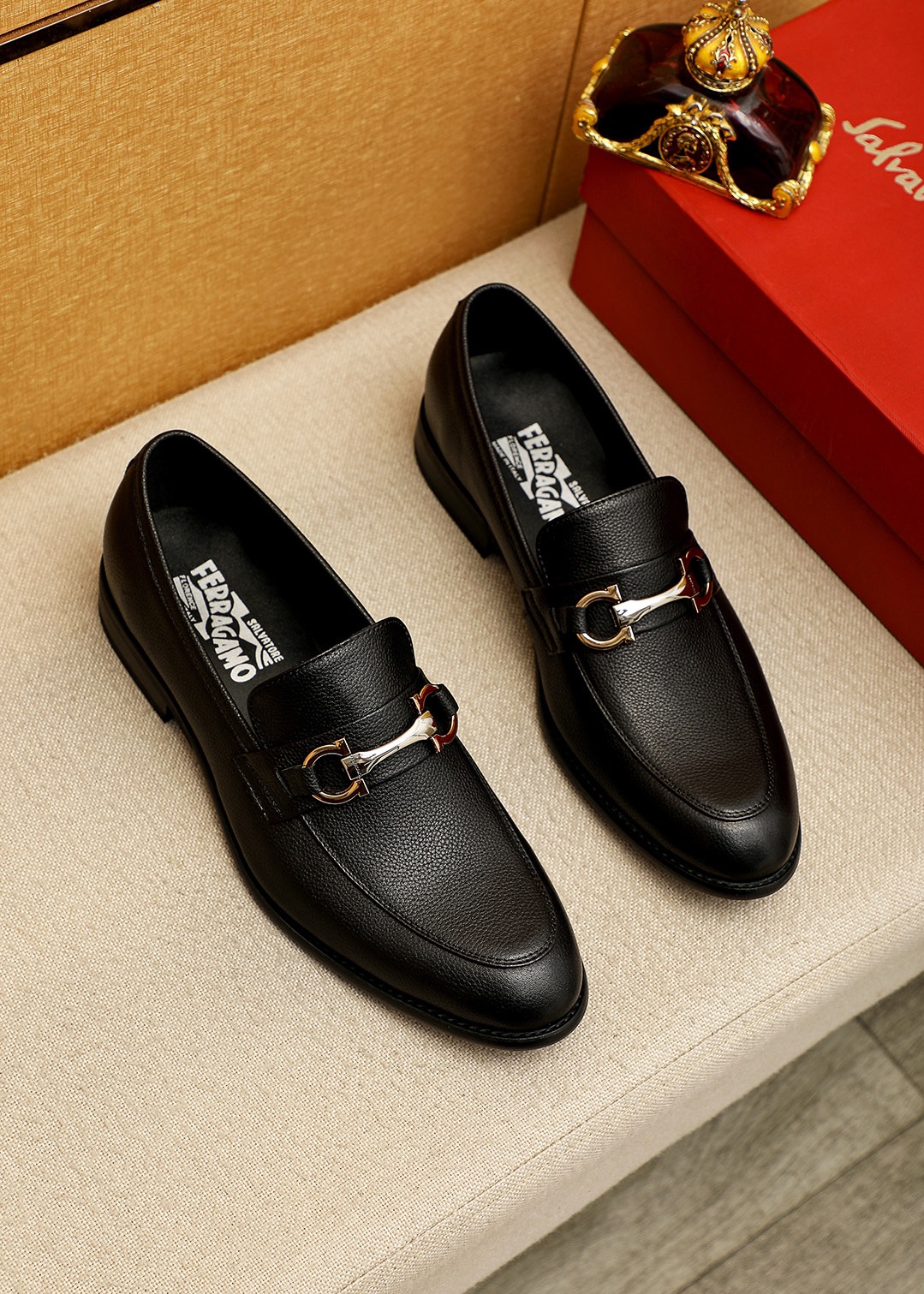 NO:851417,Product trademark Ferragamo 'Ferragamo' casual leather shoes, correct size: 39-44 (customized at 38.45.46) Product materials selection: imported pebbled cowhide upper + classic hardware buckle, imported pigskin lining. Strong three-dimensional visual effect, original outsole color 1 color optional, ferragamo, ferragamo, cowhide19860909商品商标Ferragamo「 菲拉格慕」休闲皮鞋 正码码数:39-44（38.45.46订制） 商品材料精选 进口荔枝纹牛皮鞋面+经典五金扣,进口猪皮内里.强烈立体视觉效果,原版大底 颜 色1色可选,,ferragamo,ferragamo,cowhide,Men's shoes