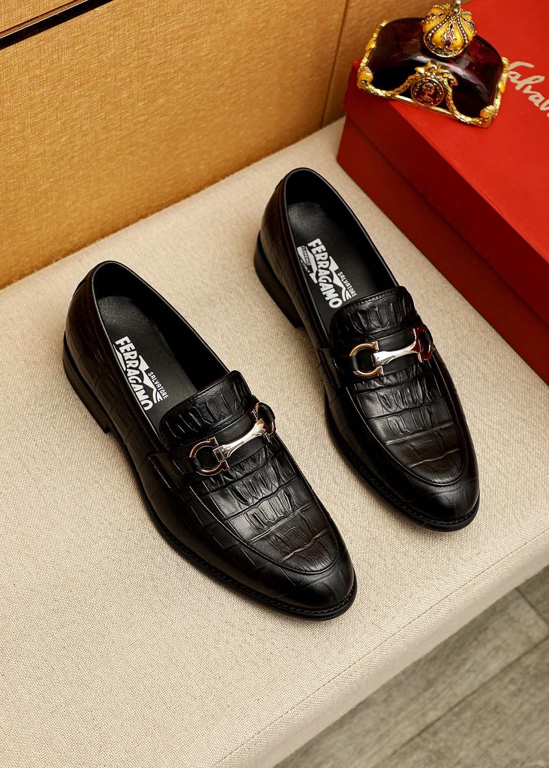 NO:851426,Product trademark Ferragamo 'Ferragamo' casual leather shoes. Regular size: 39-44 (customized at 38.45.46) Product materials are selected. Imported calfskin embossed upper + classic hardware buckle, imported pigskin lining. Strong three-dimensional visual effect, original outsole color 1 color optional, ferragamo, ferragamo, cowhide19860909商品商标Ferragamo「 菲拉格慕」休闲皮鞋 正码码数:39-44（38.45.46订制） 商品材料精选 进口小牛皮压花鞋面+经典五金扣,进口猪皮内里.强烈立体视觉效果,原版大底 颜 色1色可选,,ferragamo,ferragamo,cowhide,Men's shoes