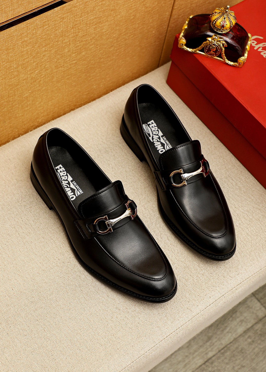 NO:851437,Product trademark Ferragamo 'Ferragamo' casual leather shoes. Regular size: 39-44 (customized at 38.45.46) Product materials are selected. Imported calfskin upper + classic hardware buckle, imported pigskin lining. Strong three-dimensional visual effect, original outsole color 1 color optional, ferragamo, ferragamo, cowhide19860909商品商标Ferragamo「 菲拉格慕」休闲皮鞋 正码码数:39-44（38.45.46订制） 商品材料精选 进口小牛皮鞋面+经典五金扣,进口猪皮内里.强烈立体视觉效果,原版大底 颜 色1色可选,,ferragamo,ferragamo,cowhide,Men's shoes