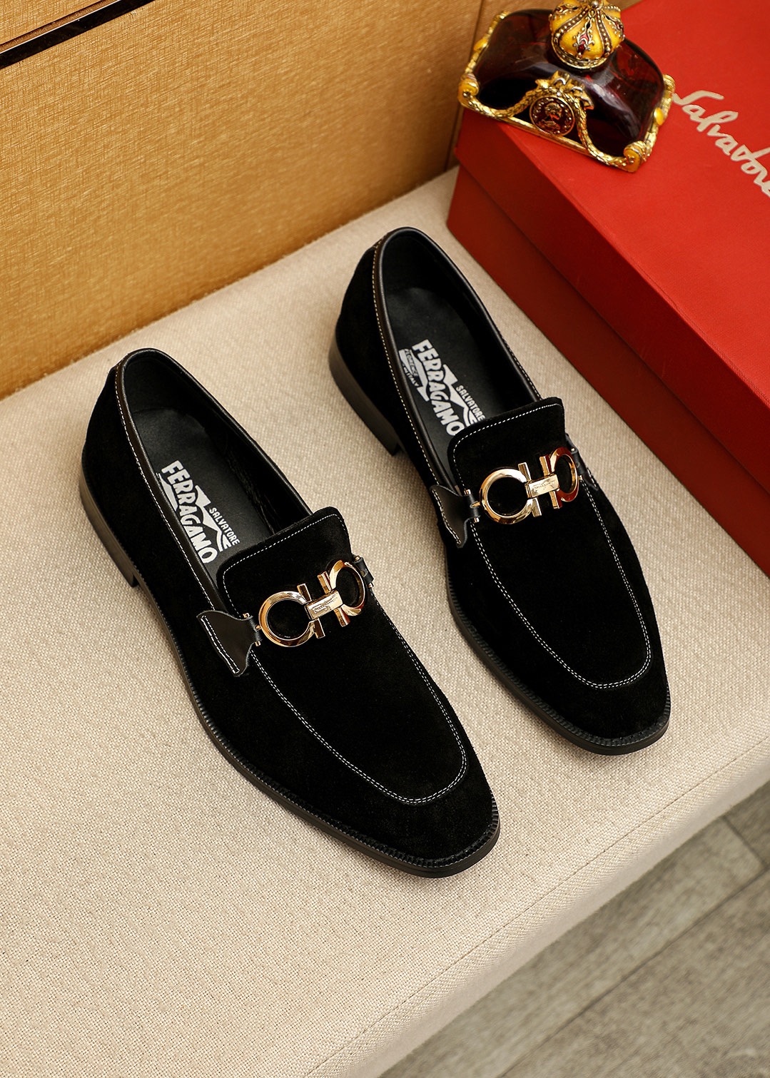 NO:851459,Product trademark Ferragamo 'Ferragamo' casual leather shoes. Regular size: 39-44 (customized at 38.45.46) Product materials are selected. Imported frosted cowhide upper + classic hardware buckle, imported pigskin lining. Strong three-dimensional visual effect, original outsole color 4 colors available, ferragamo, ferragamo, cowhide19860909商品商标Ferragamo「 菲拉格慕」休闲皮鞋 正码码数:39-44（38.45.46订制） 商品材料精选 进口磨砂牛皮鞋面+经典五金扣,进口猪皮内里.强烈立体视觉效果,原版大底 颜 色4色可选,,ferragamo,ferragamo,cowhide,Men's shoes