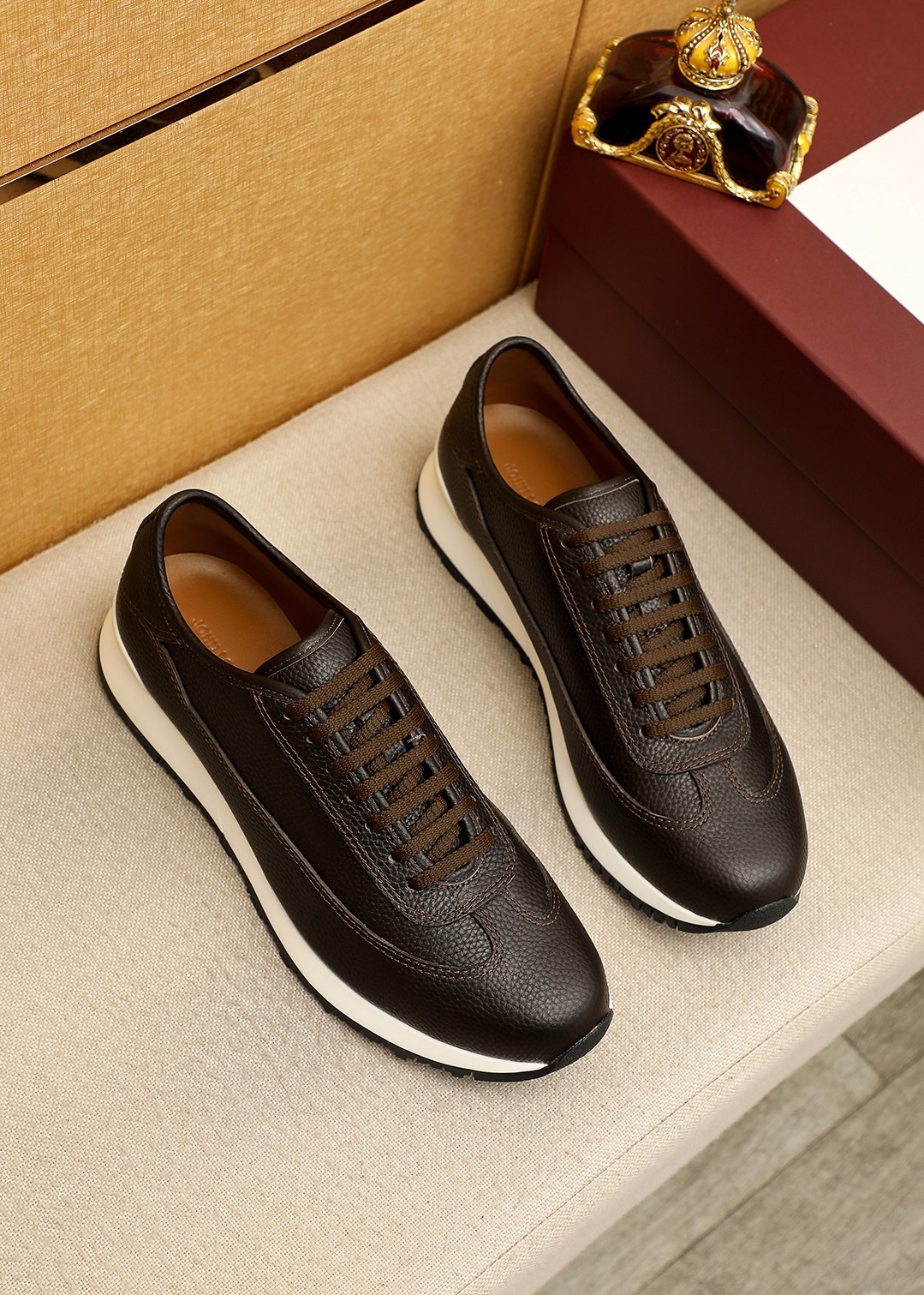 NO:851480,Product trademark Hermès brand - (John Lobb) Code number 38-44 (customized at 45.46.47) One size larger Outer single code Product material High-quality pebbled cowhide upper Cowhide lining original combination outsole developed TPU material backing non-slip and wear-resistant PU foam upper layer soft and light TPU material back cover support Color 5 colors optional, hermes, cowhide19860909商品商标爱马仕旗下品牌-（John Lobb-约翰·洛布） 码数38-44（45.46.47订做）偏大一码 外单码 商品材料优质荔纹牛皮鞋面 牛皮内里原版组合大底开发tpu材料底片防滑耐磨pu发泡上层软轻 tpu材料后套支撑 颜色5色可选,,hermes,cowhide,Men's shoes