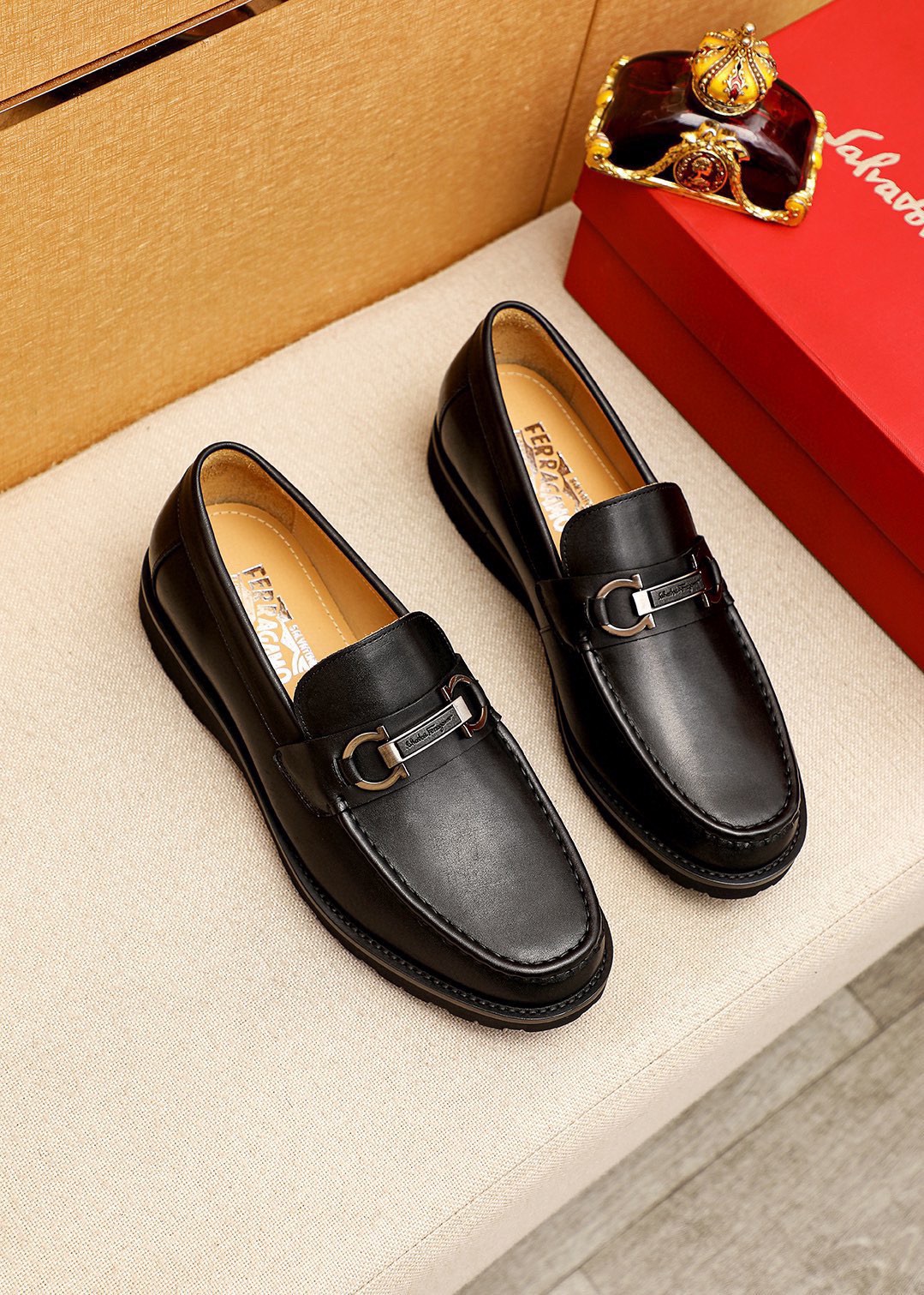 NO:852666,Product trademark Ferragamo 'Ferragamo' casual leather shoes, correct size: 38-44 (45 customized) Product material selection: imported calfskin upper + classic hardware buckle, imported water-dyed cowhide lining. Strong three-dimensional visual effect, original foam outsole, 1 color available, ferragamo, ferragamo, cowhide19860909商品商标Ferragamo「 菲拉格慕」休闲皮鞋 正码码数:38-44（45订制） 商品材料精选 进口小牛皮鞋面+经典五金扣,进口水染牛皮内里.强烈立体视觉效果,原版发泡大底 颜 色1色可选,,ferragamo,ferragamo,cowhide,Men's shoes