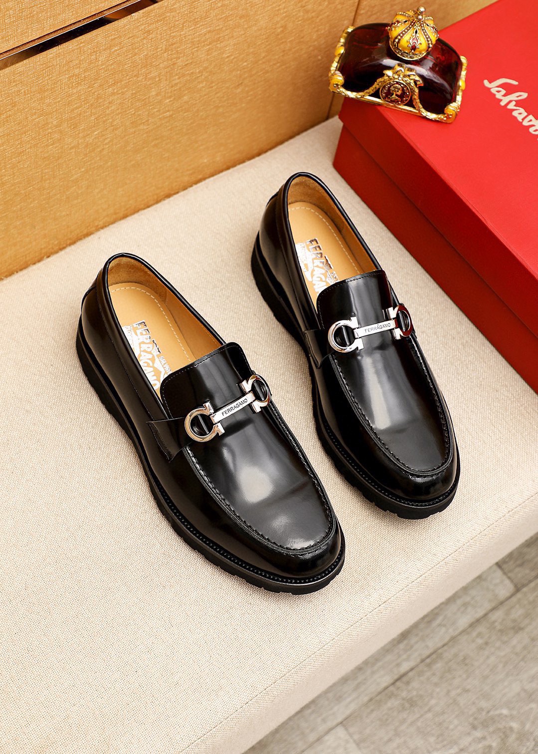NO:852672,Product trademark Ferragamo 'Ferragamo' casual leather shoes, correct size: 38-44 (45 customized) Product material selection: imported open-edge beaded cowhide upper + classic hardware buckle, imported water-dyed cowhide lining. Strong three-dimensional visual effect, original foam outsole, 1 color available, ferragamo, ferragamo, cowhide19860909商品商标Ferragamo「 菲拉格慕」休闲皮鞋 正码码数:38-44（45订制） 商品材料精选 进口开边珠牛皮鞋面+经典五金扣,进口水染牛皮内里.强烈立体视觉效果,原版发泡大底 颜 色1色可选,,ferragamo,ferragamo,cowhide,Men's shoes