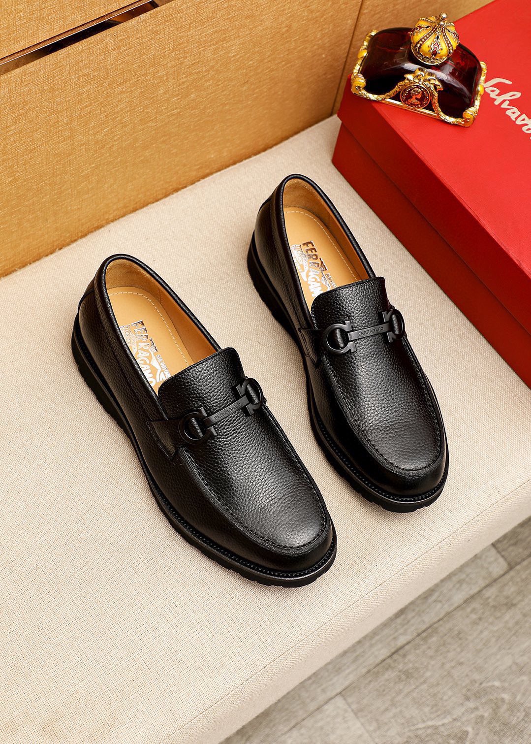 NO:852677,Product trademark Ferragamo 'Ferragamo' casual leather shoes. Regular size: 38-44 (45 customized) Product material selection: imported pebbled cowhide upper + classic hardware buckle, imported water-dyed cowhide lining. Strong three-dimensional visual effect, original foam outsole, 1 color available, ferragamo, ferragamo, cowhide19860909商品商标Ferragamo「 菲拉格慕」休闲皮鞋 正码码数:38-44（45订制） 商品材料精选 进口荔枝纹牛皮鞋面+经典五金扣,进口水染牛皮内里.强烈立体视觉效果,原版发泡大底 颜 色1色可选,,ferragamo,ferragamo,cowhide,Men's shoes