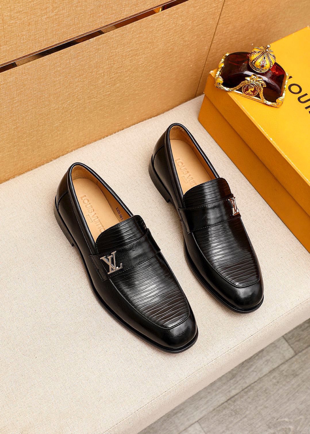 NO:852624,Product trademark LOUIS VUITTON 'Louis Vuitton' casual leather shoes. Regular size: 38-44 (customized at 45.46.47) Product material selection: imported first-layer calfskin embossed upper + luxury hardware buckle, imported first-layer cowhide lining. Strong three-dimensional visual effect, combined outsole color 1 color optional, louis vuitton, louis vuitton, cowhide19860909商品商标LOUIS VUITTON「 路易威登」休闲皮鞋 正码码数:38-44（45.46.47订制） 商品材料精选 进口头层小牛皮压花鞋面+奢华五金扣,进口头层牛皮内里.强烈立体视觉效果,组合大底 颜 色1色可选,,louis vuitton,louis vuitton,cowhide,Men's shoes
